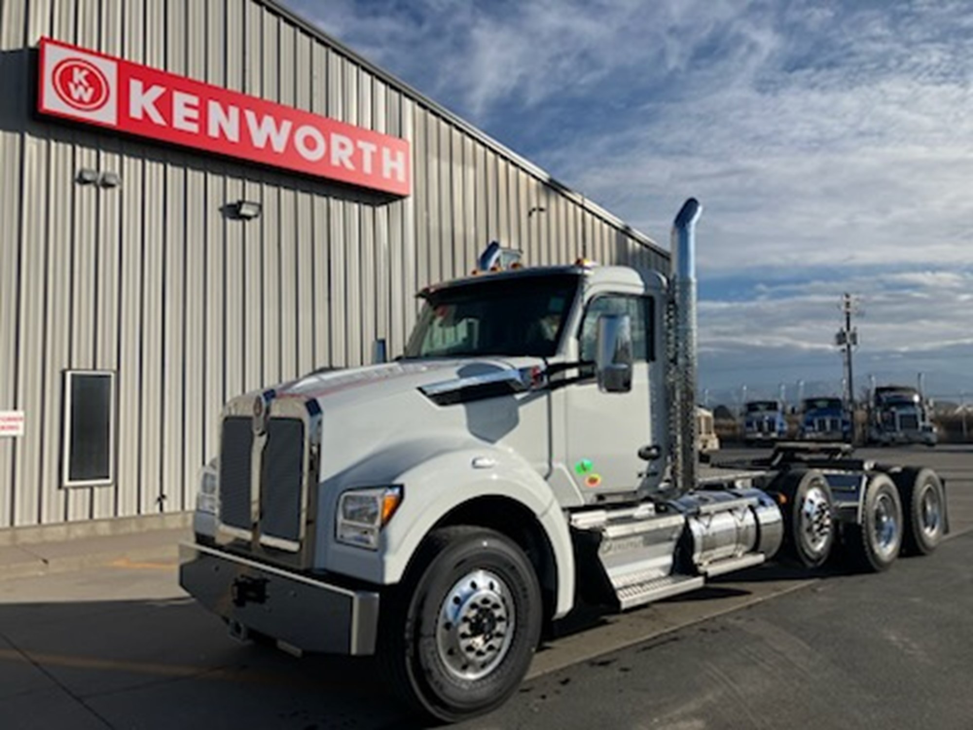 2026 Kenworth T880 - image 2 of 5