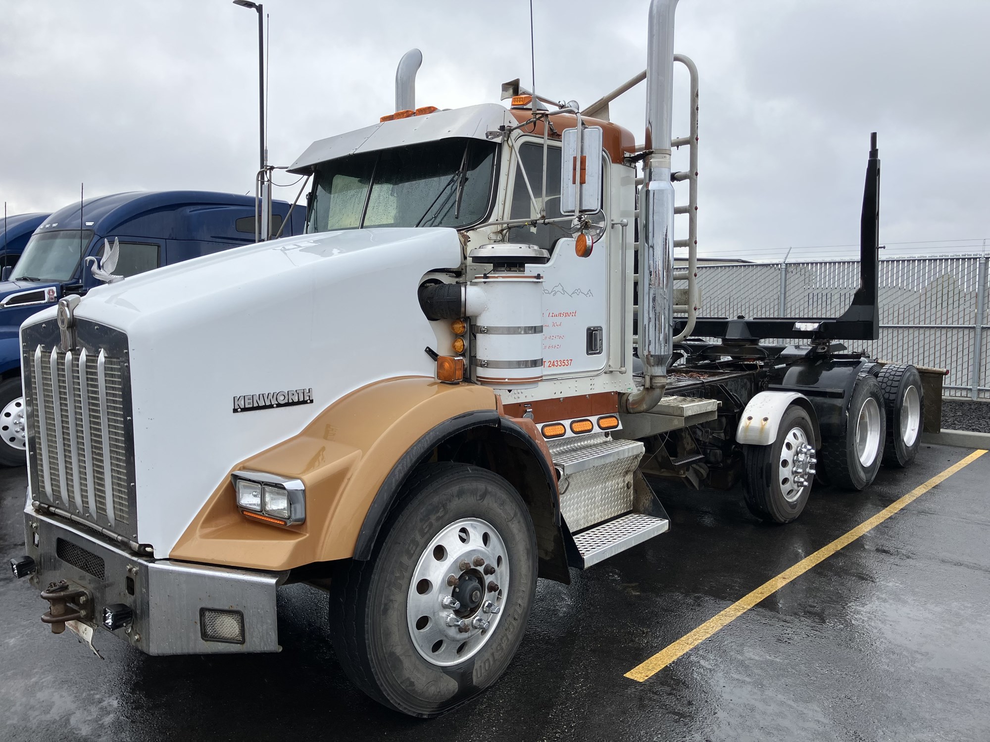 1999 Kenworth T800 - image 1 of 6
