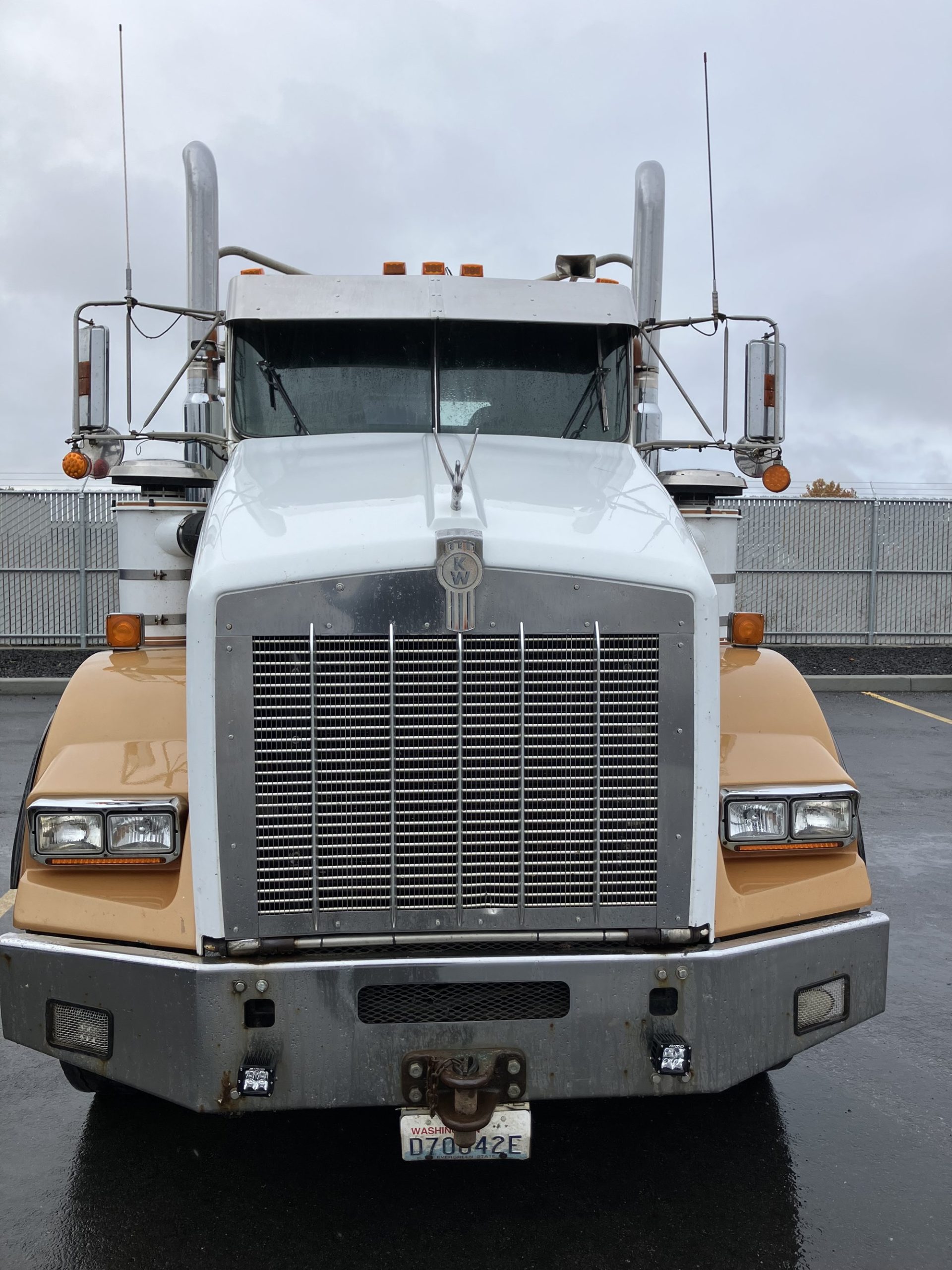 1999 Kenworth T800 - image 3 of 6