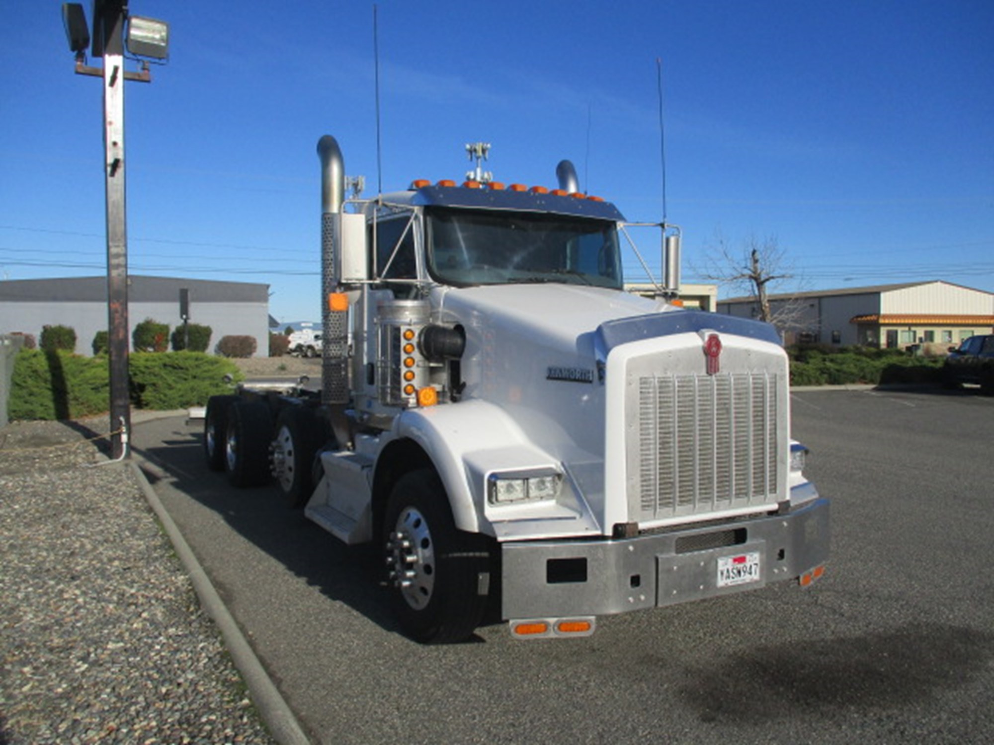 2011 Kenworth T800 - image 2 of 6