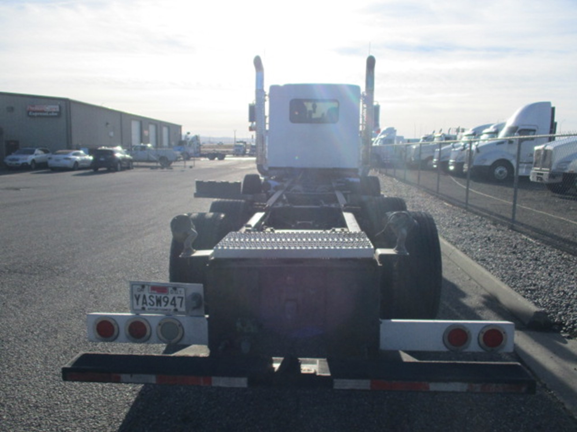 2011 Kenworth T800 - image 3 of 6