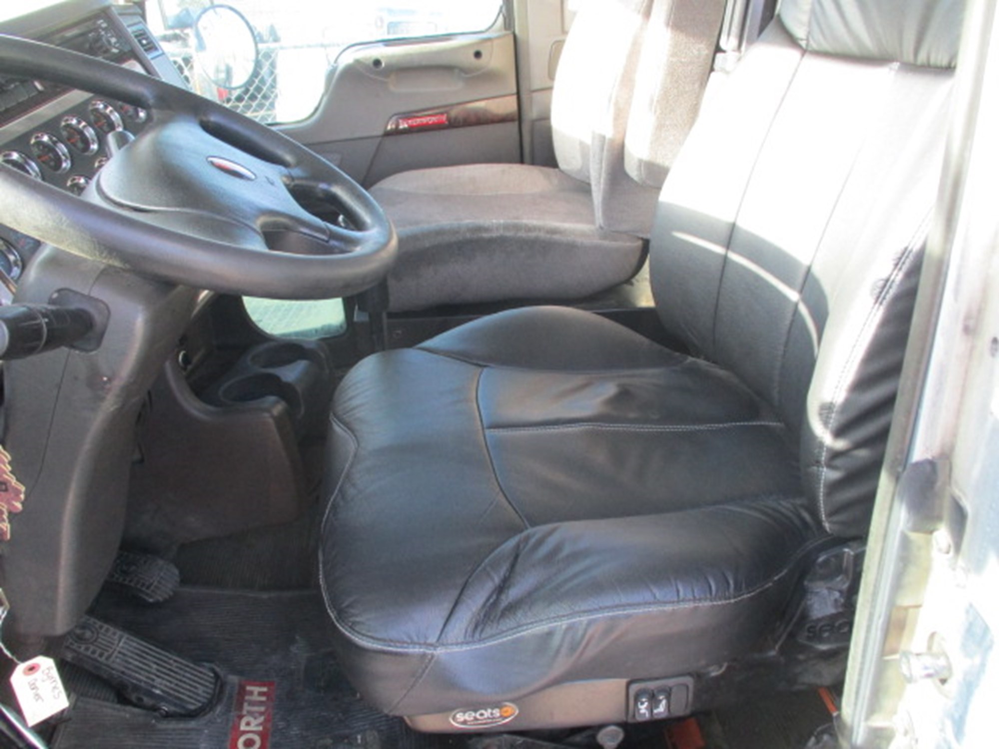 2011 Kenworth T800 - image 6 of 6