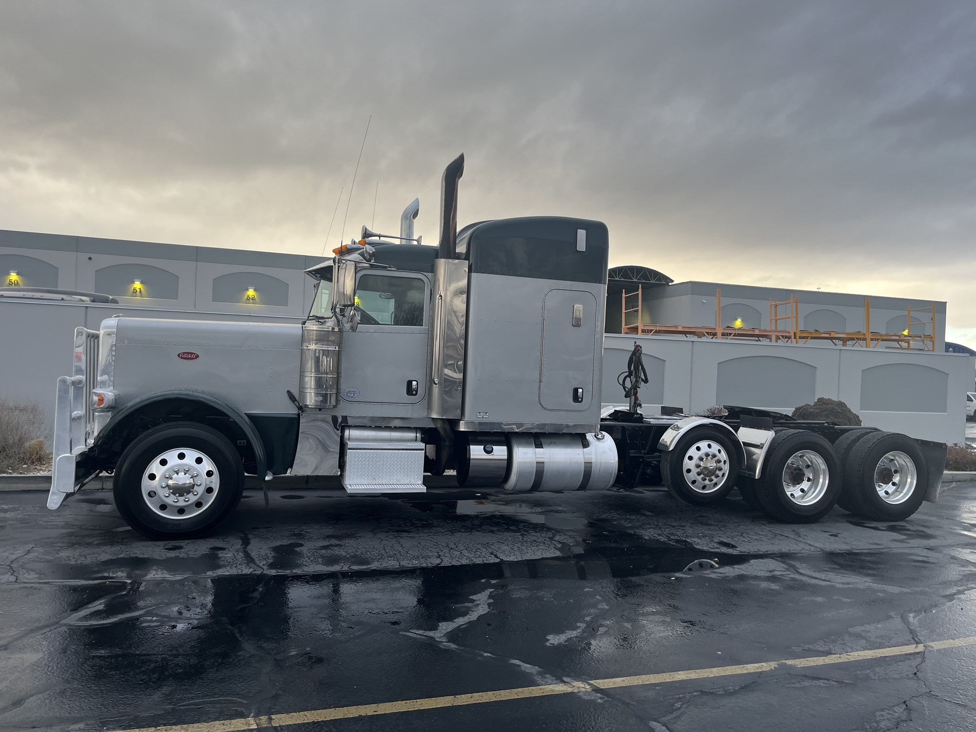 2018 Peterbilt 389 - image 1 of 6