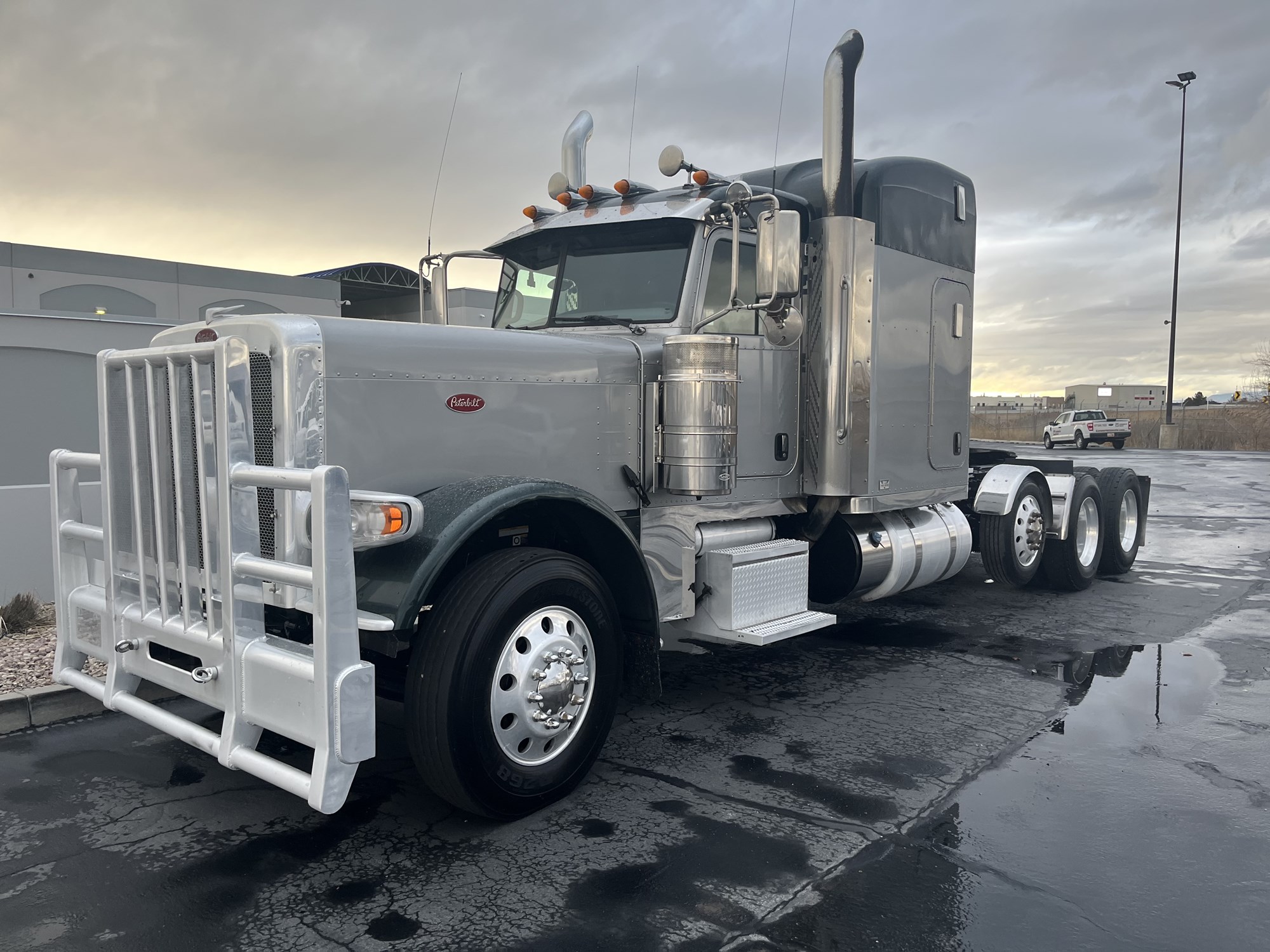 2018 Peterbilt 389 - image 2 of 6
