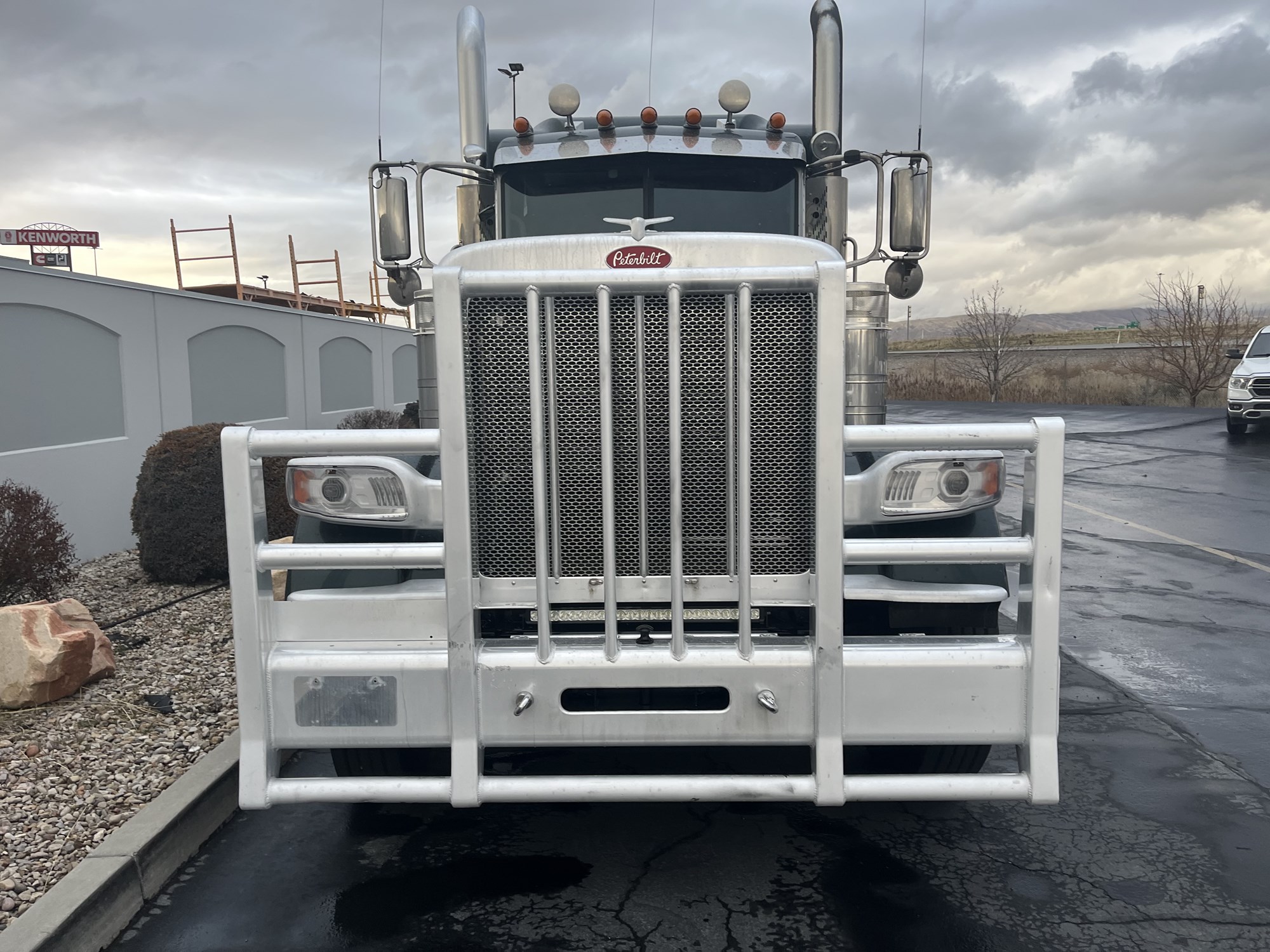 2018 Peterbilt 389 - image 3 of 6