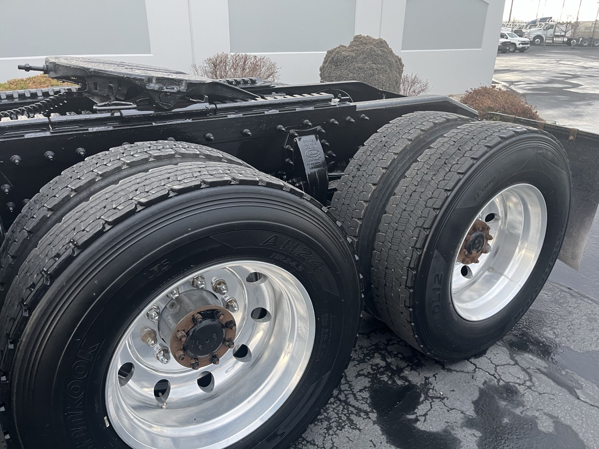 2018 Peterbilt 389 - image 5 of 6