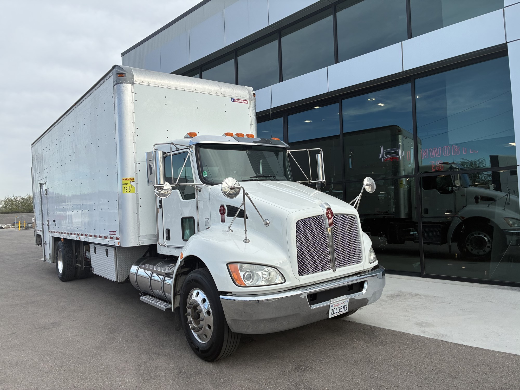 2018 Kenworth T270 - image 1