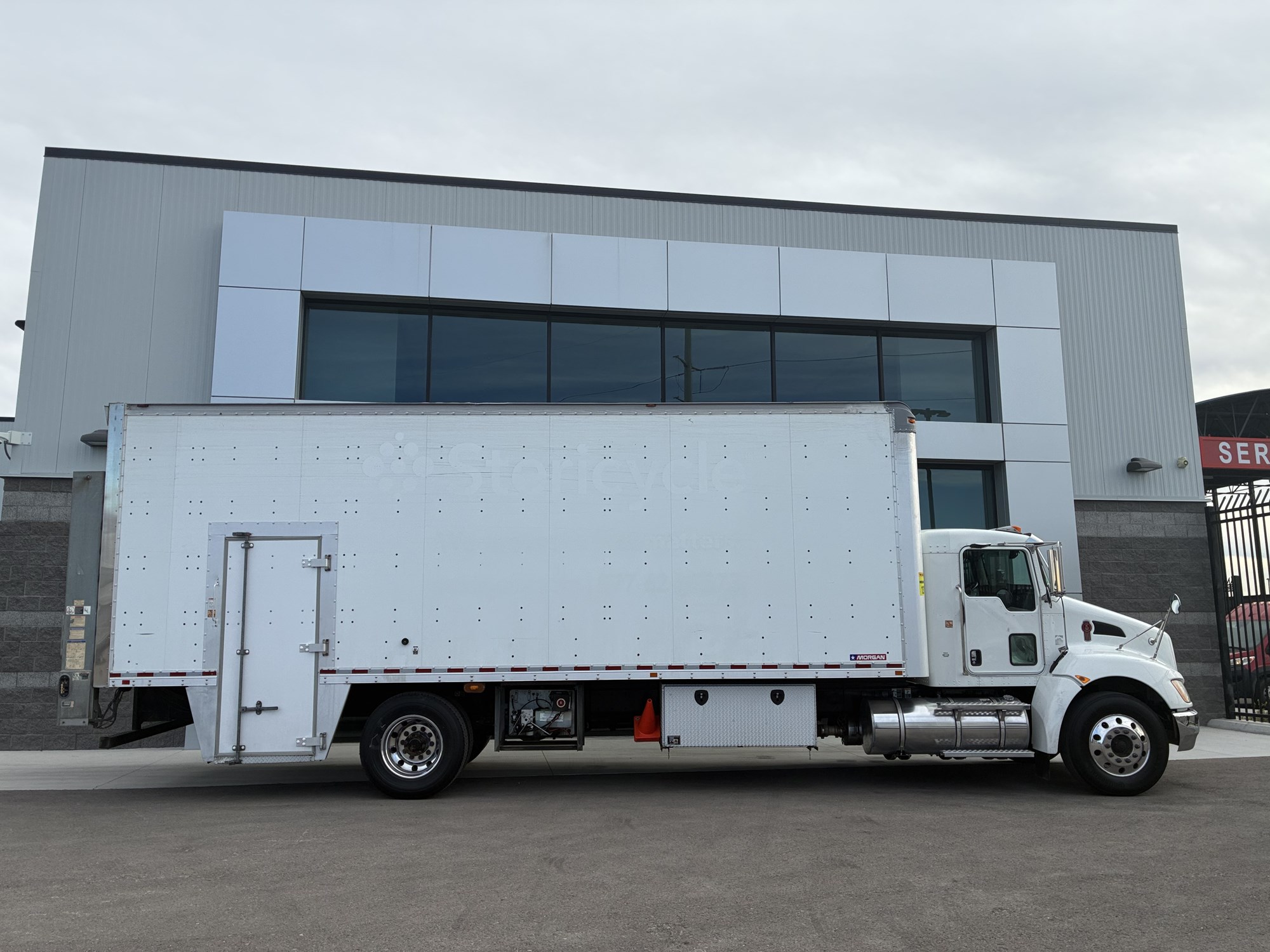 2018 Kenworth T270 - image 2