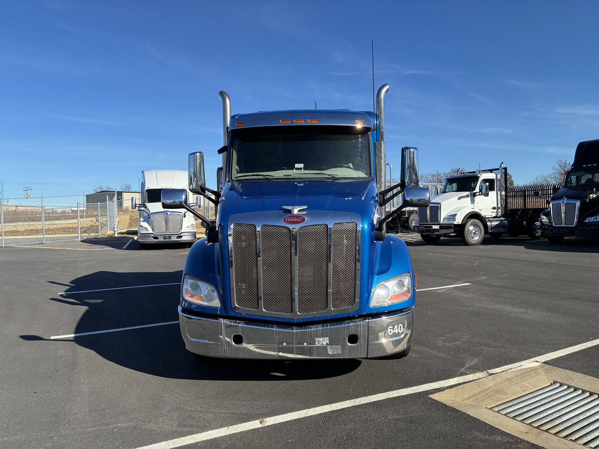 2020 Peterbilt 579 - image 2 of 6
