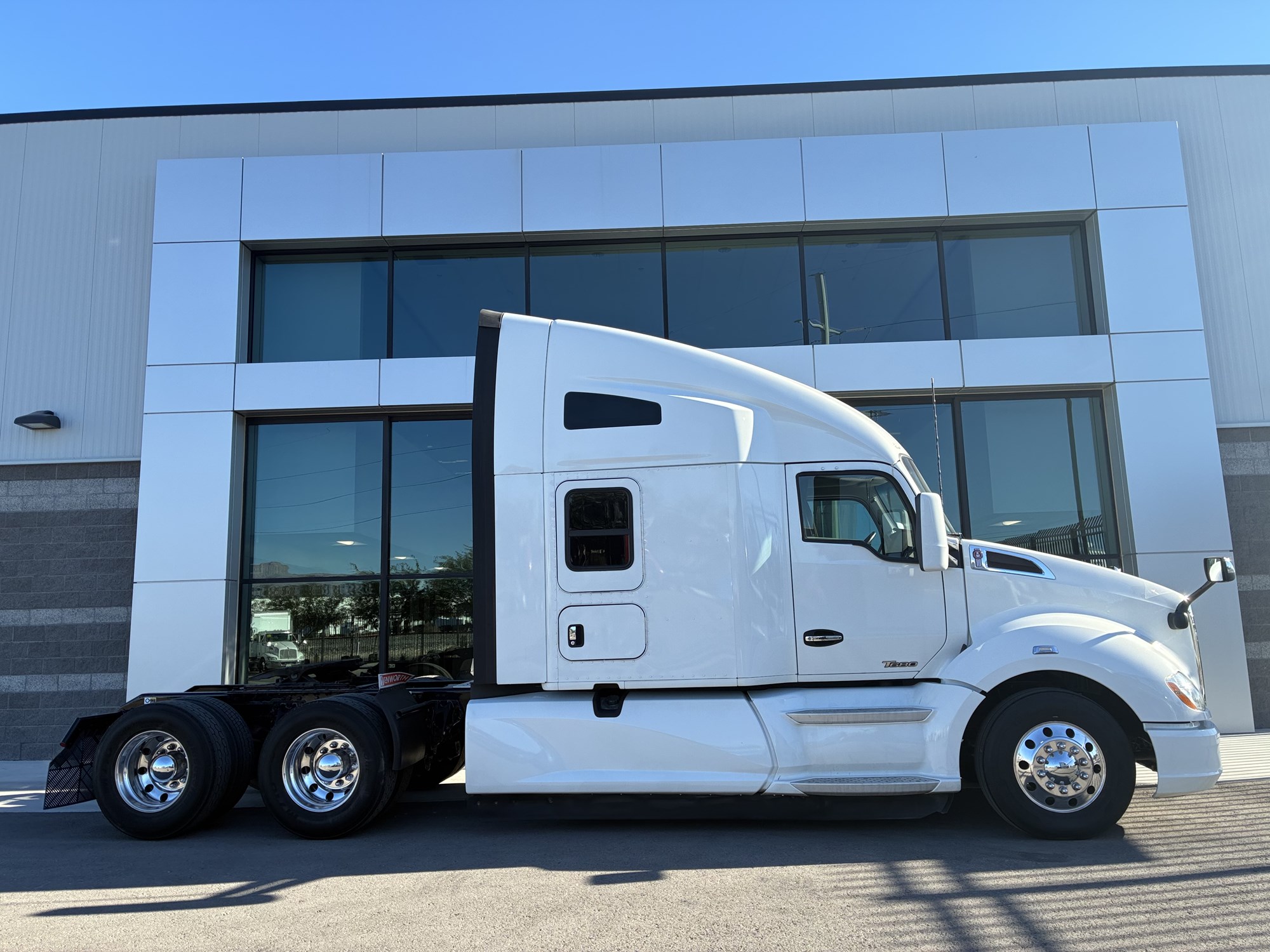 2020 Kenworth T680 - image 2 of 6