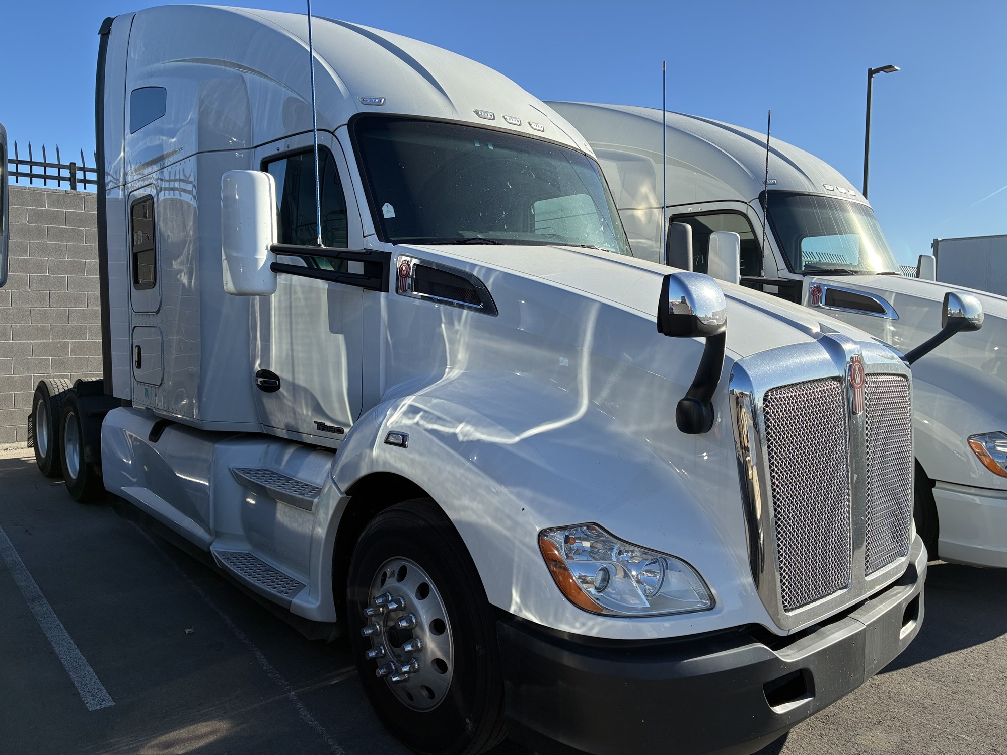 2020 Kenworth T680 2020 Kenworth T680 - image 2 of 4