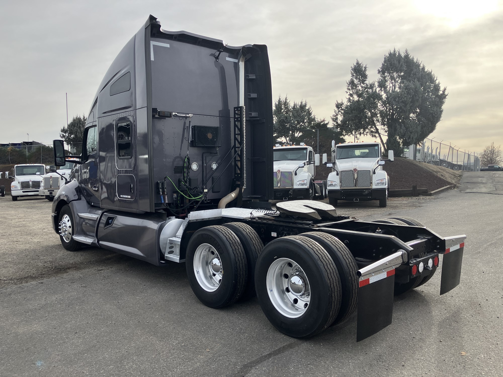 2021 Kenworth T680 - image 3 of 6