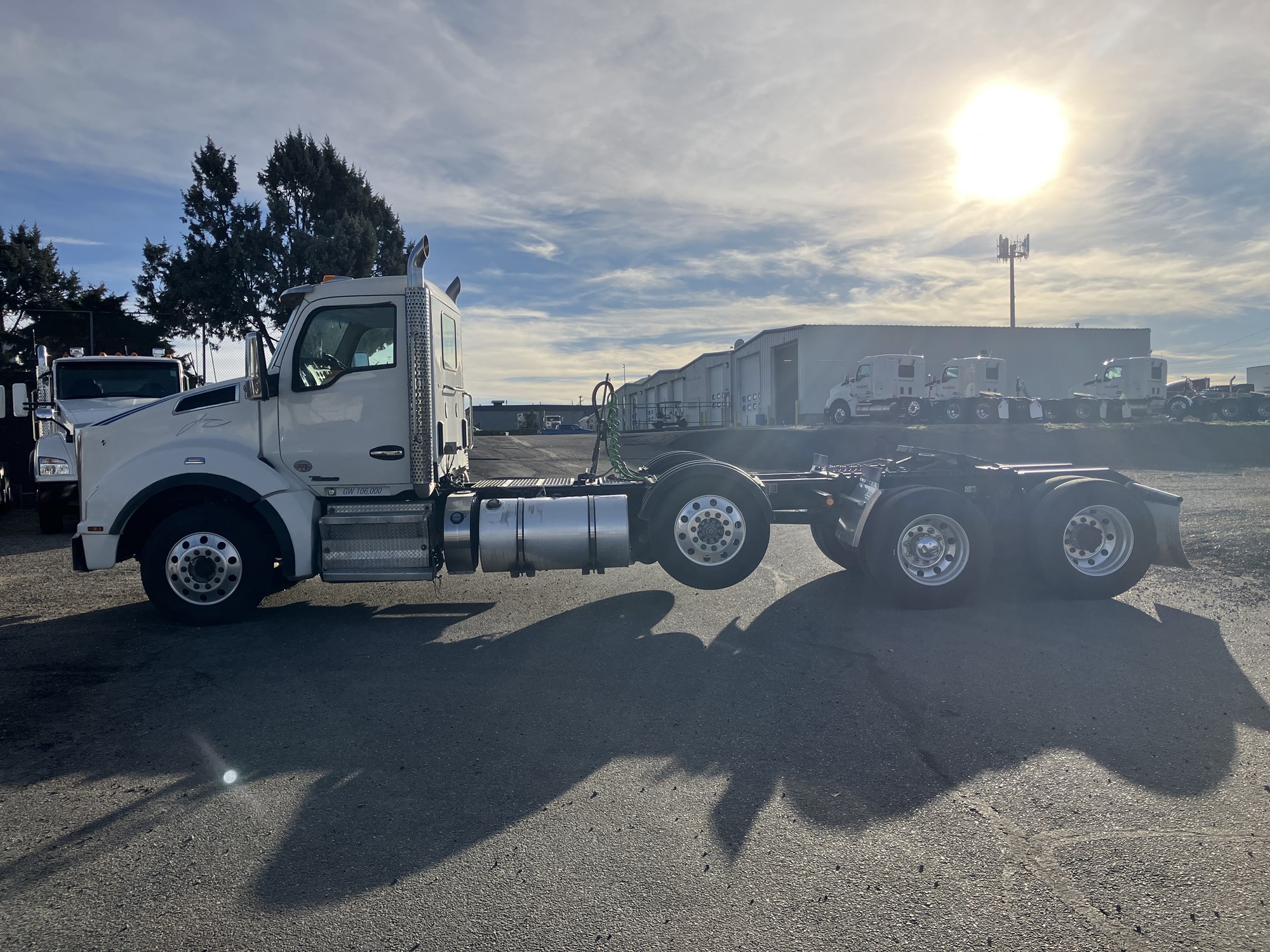 2021 Kenworth T880 - image 2 of 6