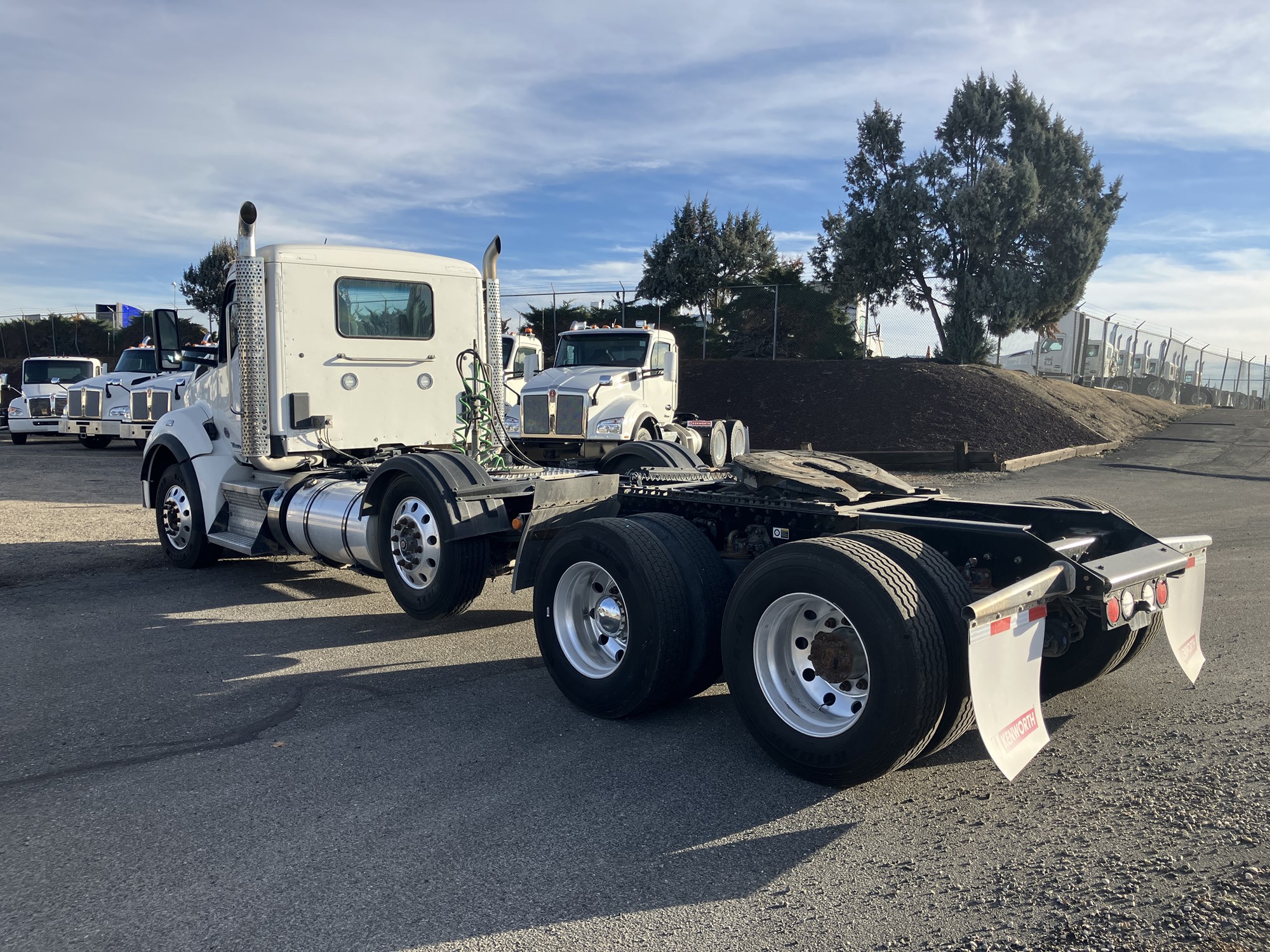 2021 Kenworth T880 - image 3 of 6