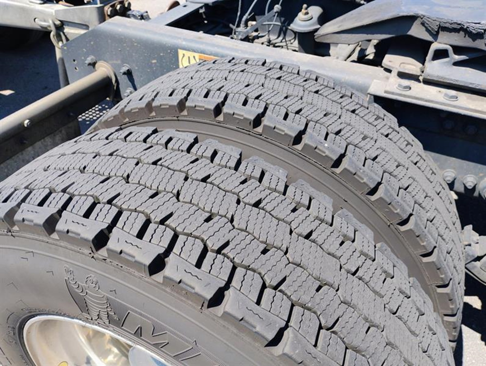 2022 Kenworth T680 - image 3 of 6