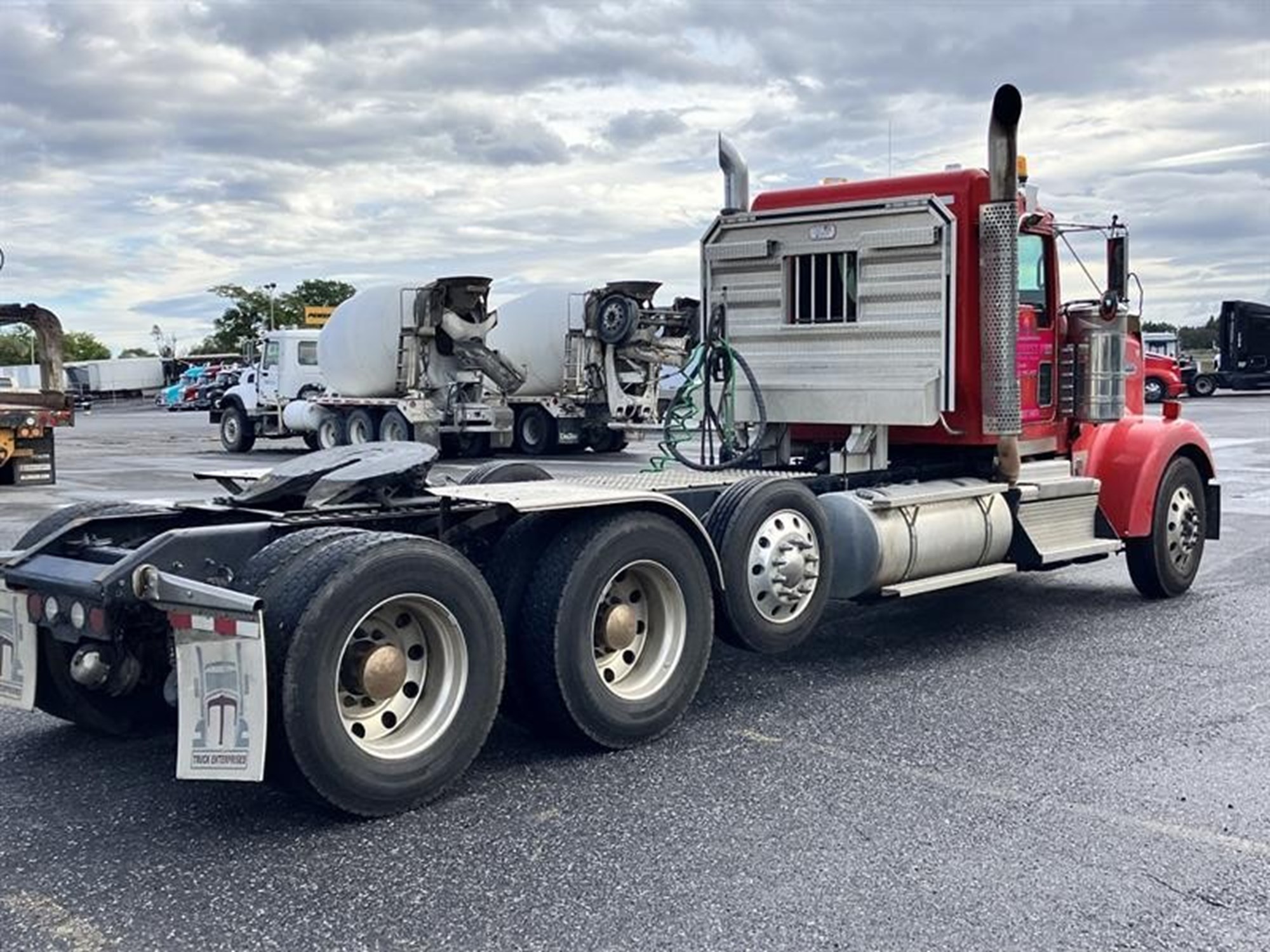 2022 Kenworth W900L 2022 Kenworth W900L - image 2 of 4