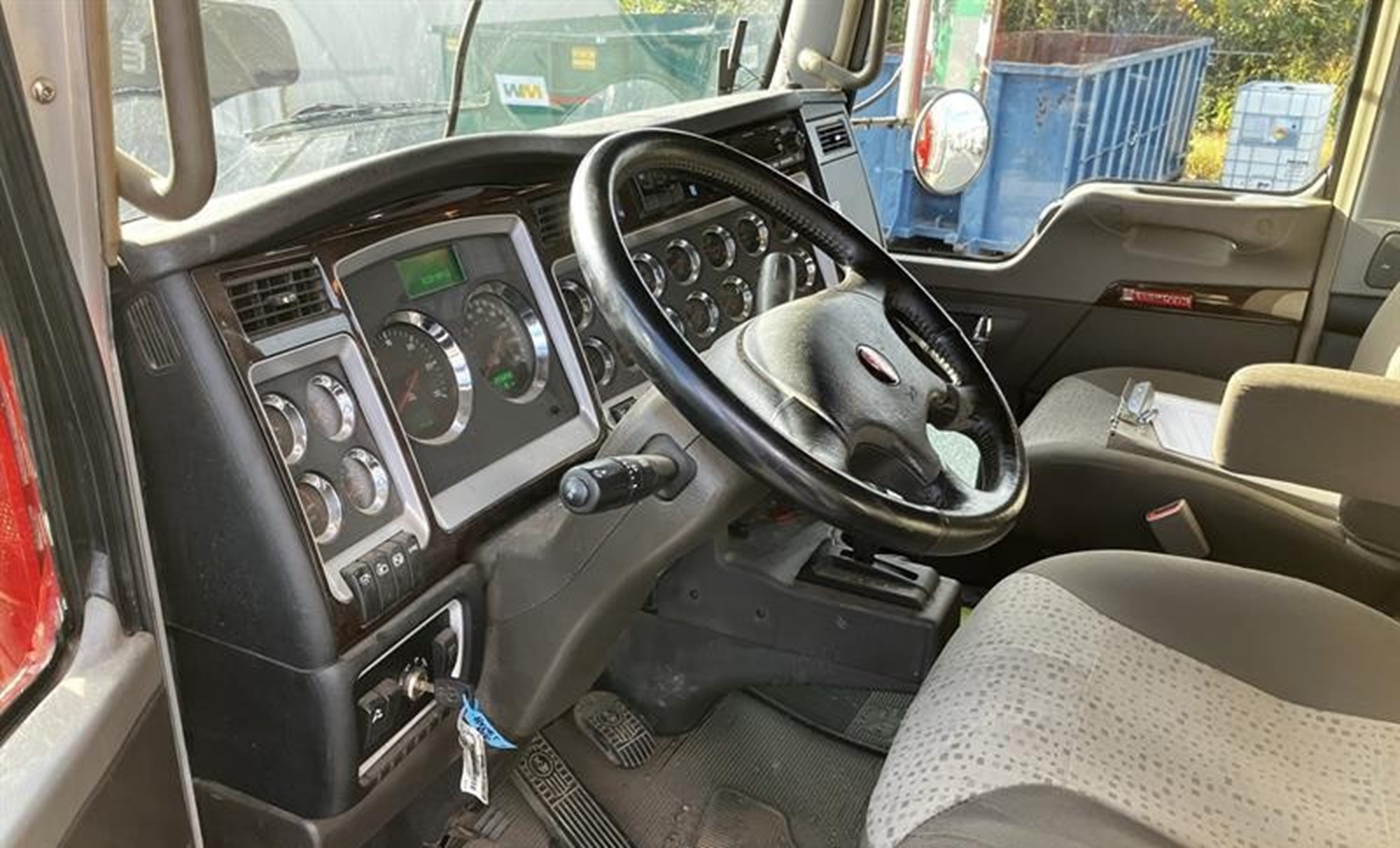2022 Kenworth W900L 2022 Kenworth W900L - image 3 of 4