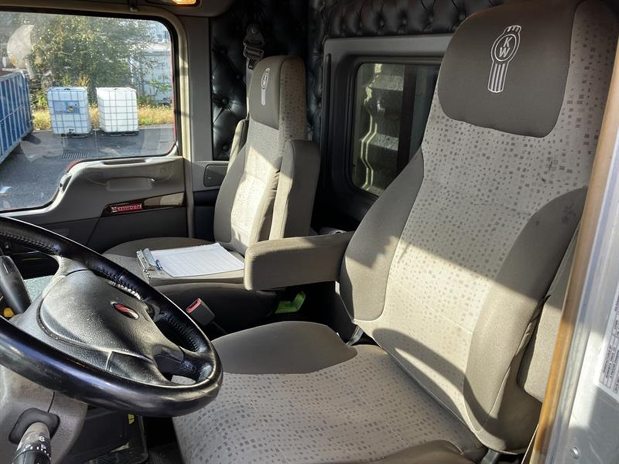 2022 Kenworth W900L 2022 Kenworth W900L - image 4 of 4