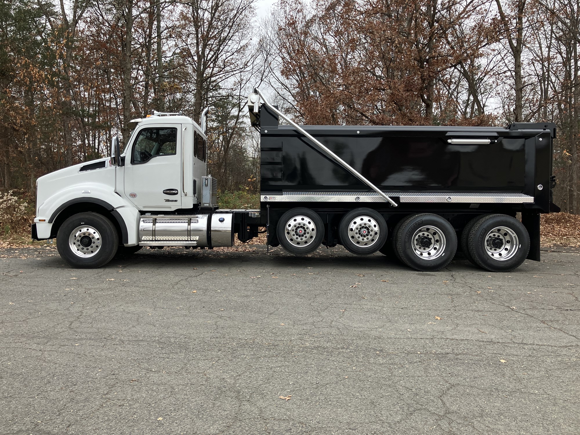 2025 Kenworth T880 - image 3 of 6