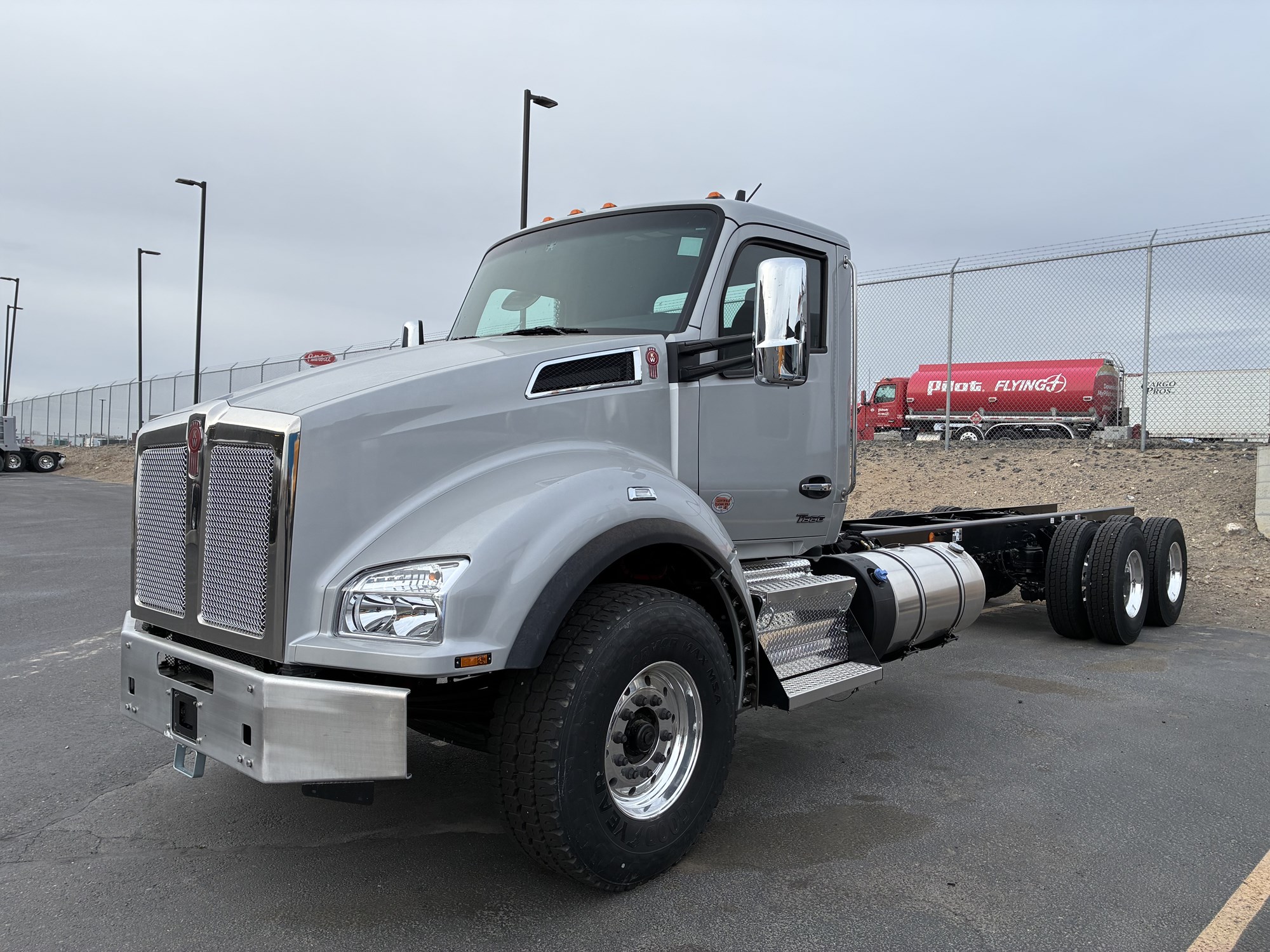 2026 Kenworth T880 - image 1