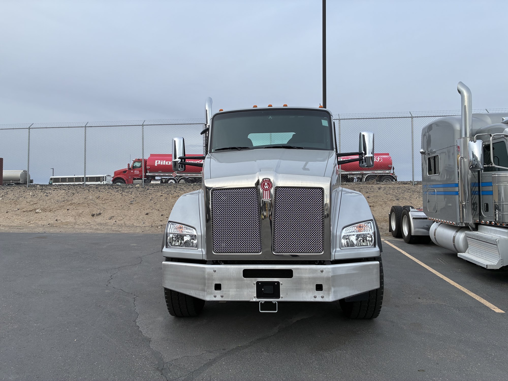 2026 Kenworth T880 - image 2