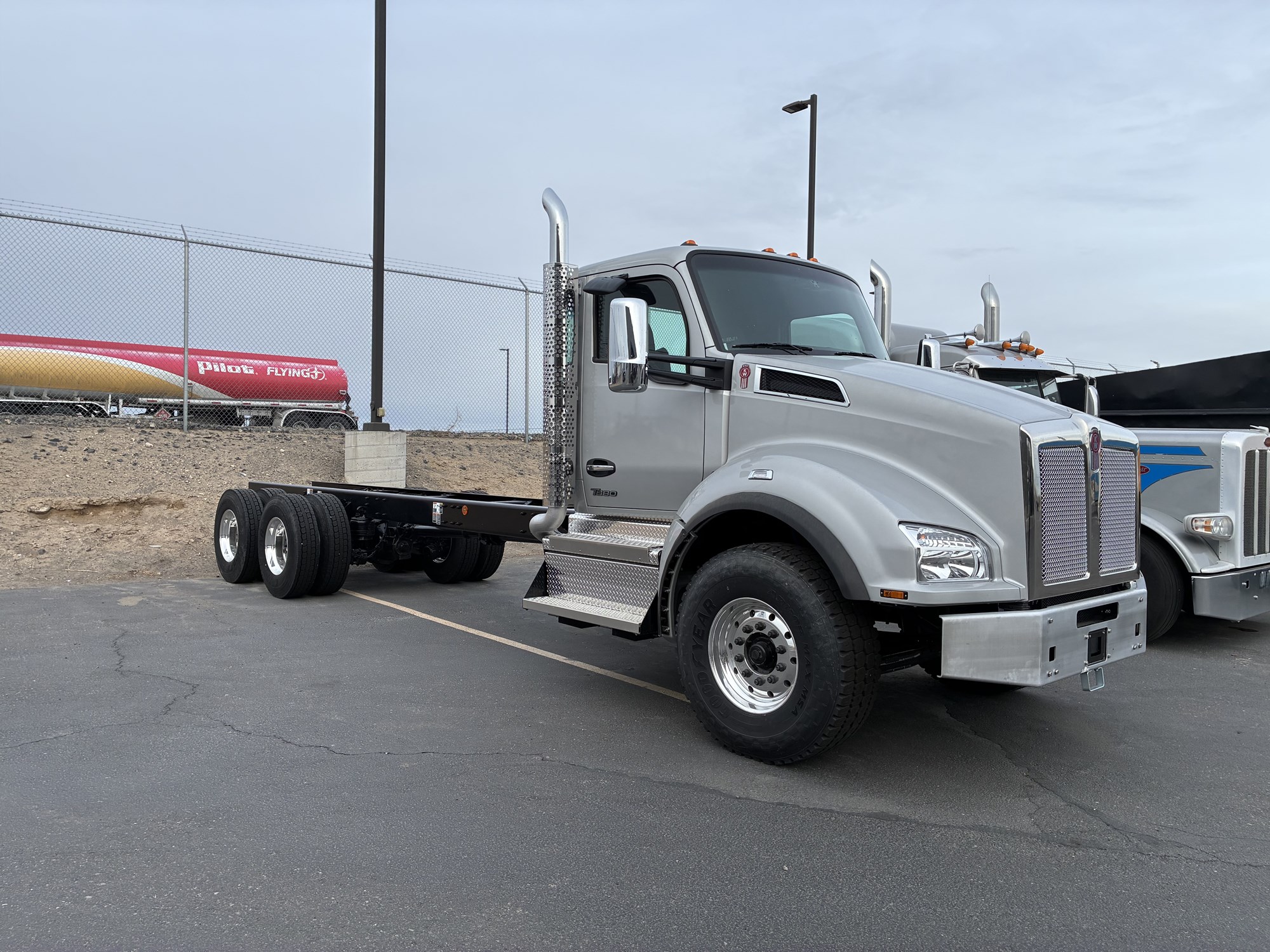 2026 Kenworth T880 - image 3