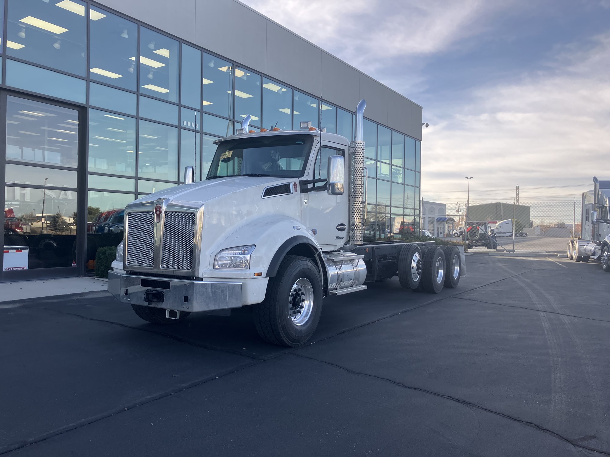 2026 Kenworth T880 2026 Kenworth T880 - image 1 of 6
