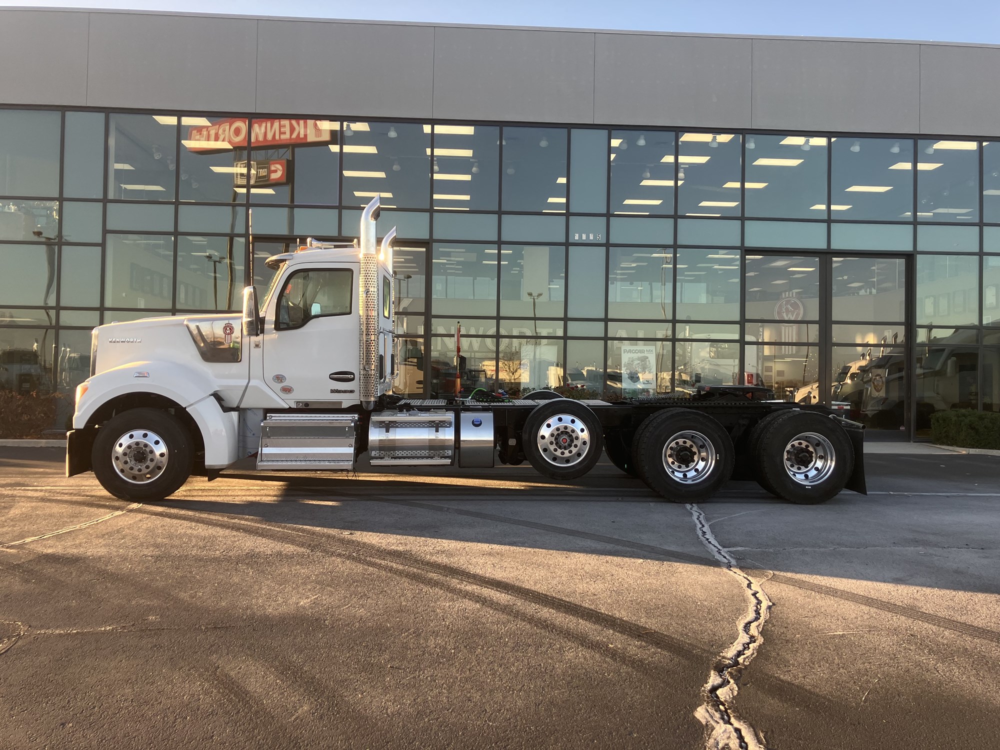 2026 Kenworth W990 - image 5 of 6