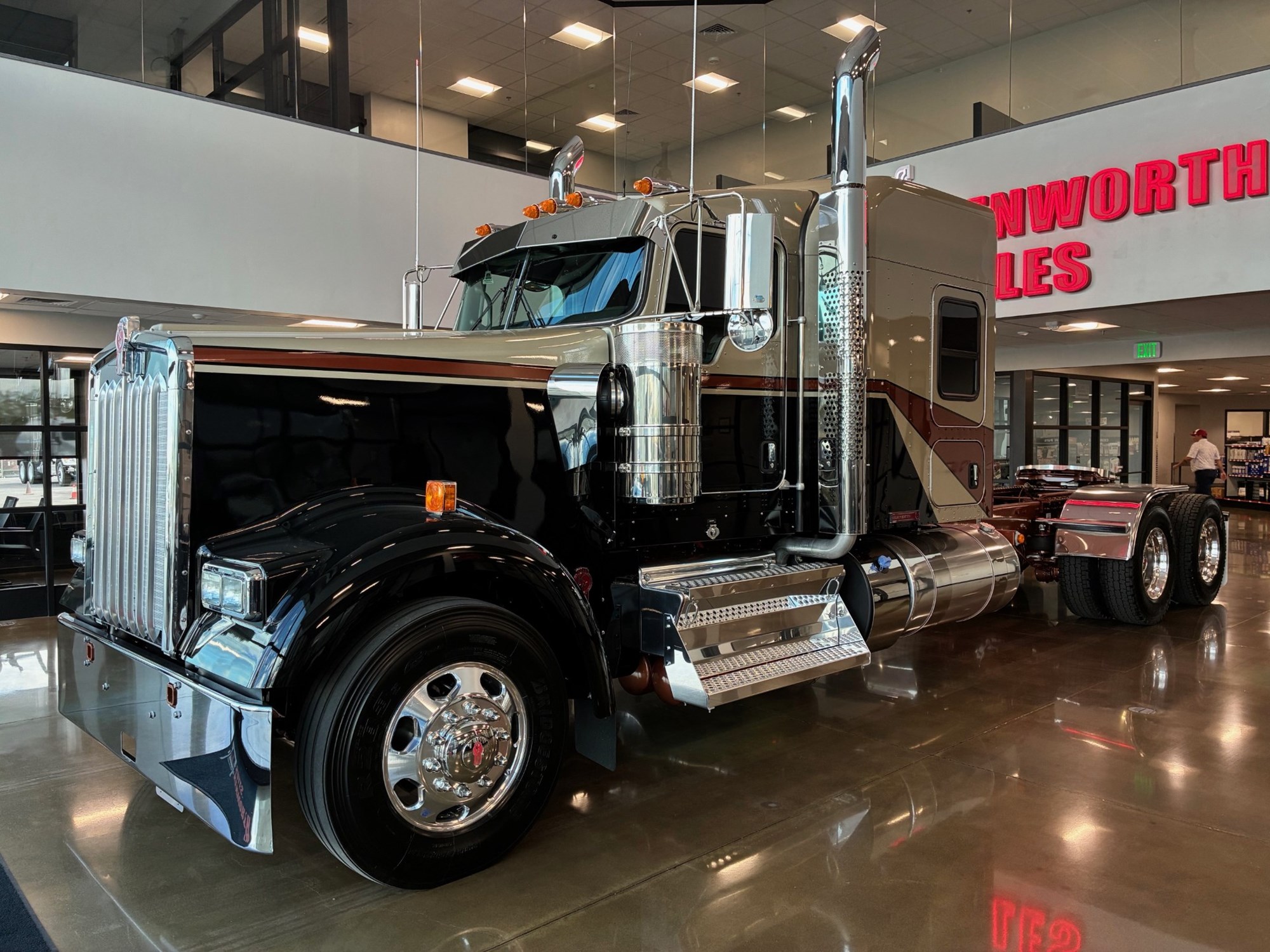 2026 Kenworth W900B 2026 Kenworth W900B - image 2 of 6