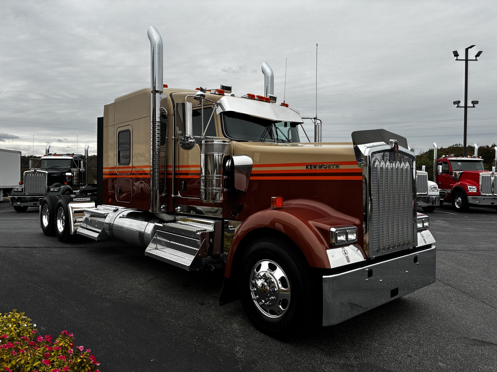 2026 Kenworth W900L - image 3 of 6