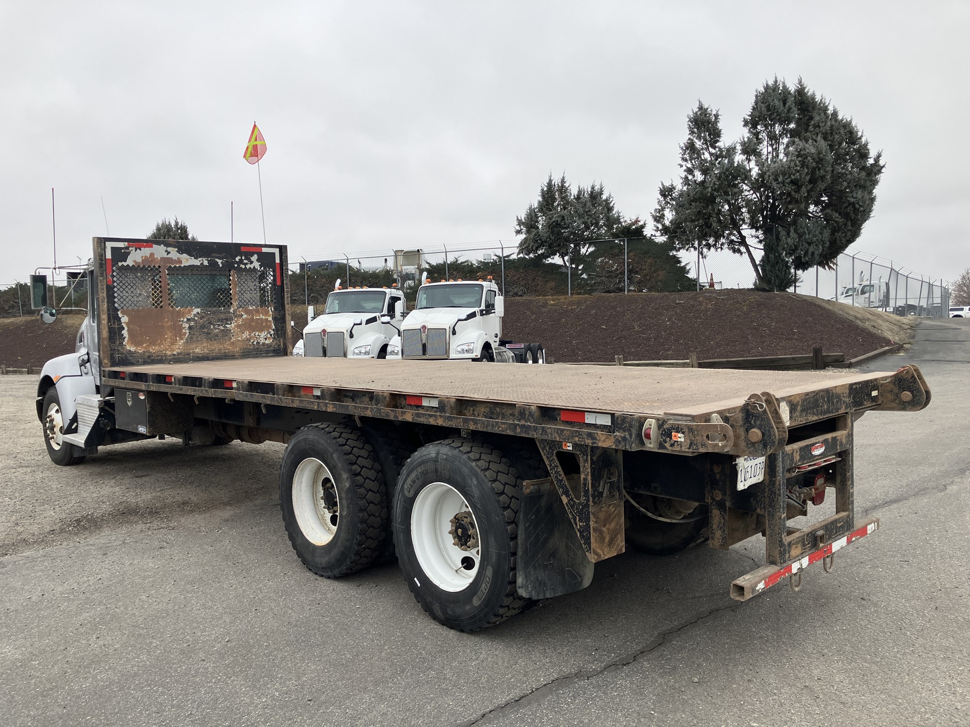 2010 Kenworth T370 - image 3 of 6