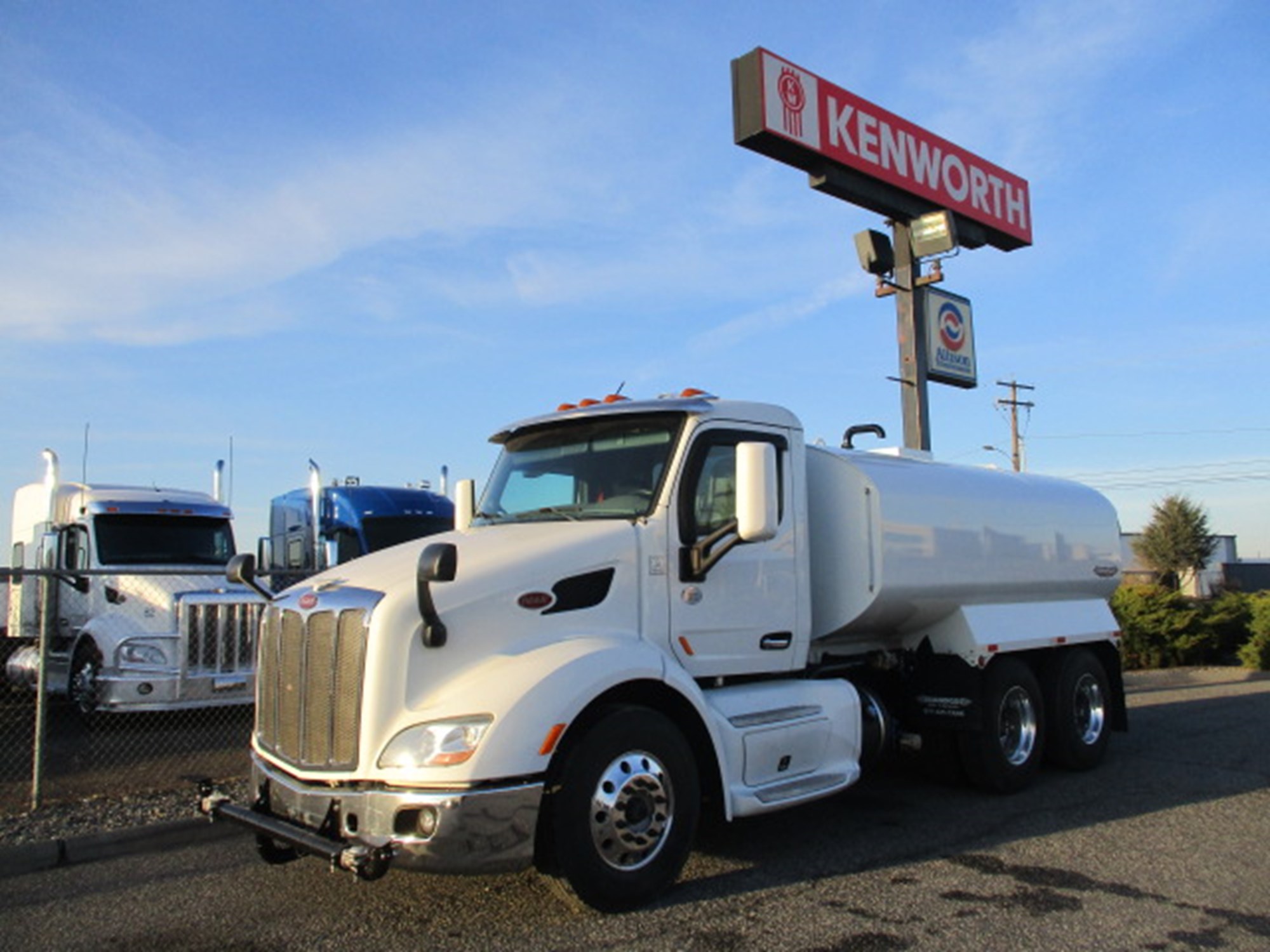 2016 Peterbilt 579 - image 1 of 6