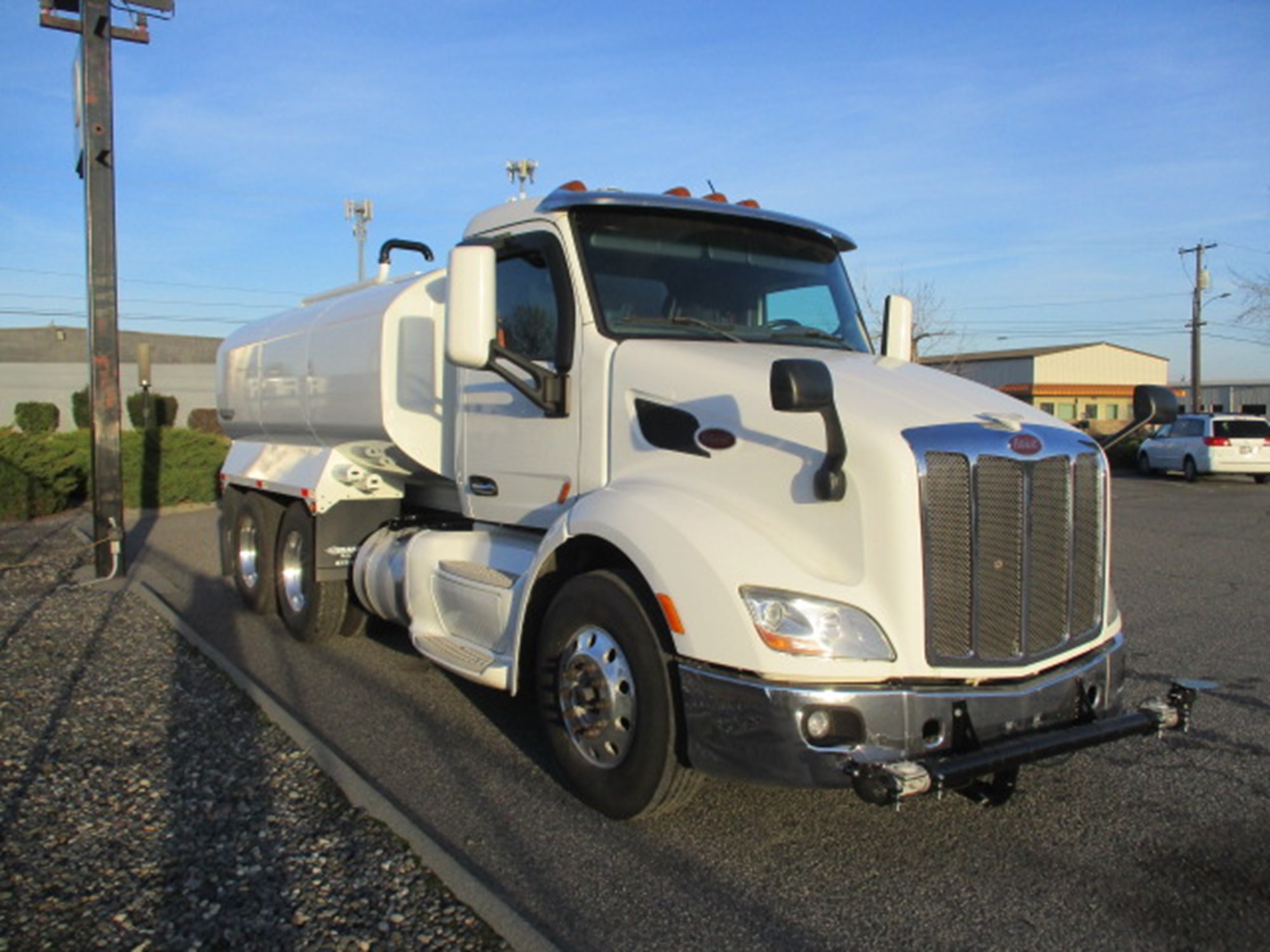 2016 Peterbilt 579 - image 2 of 6