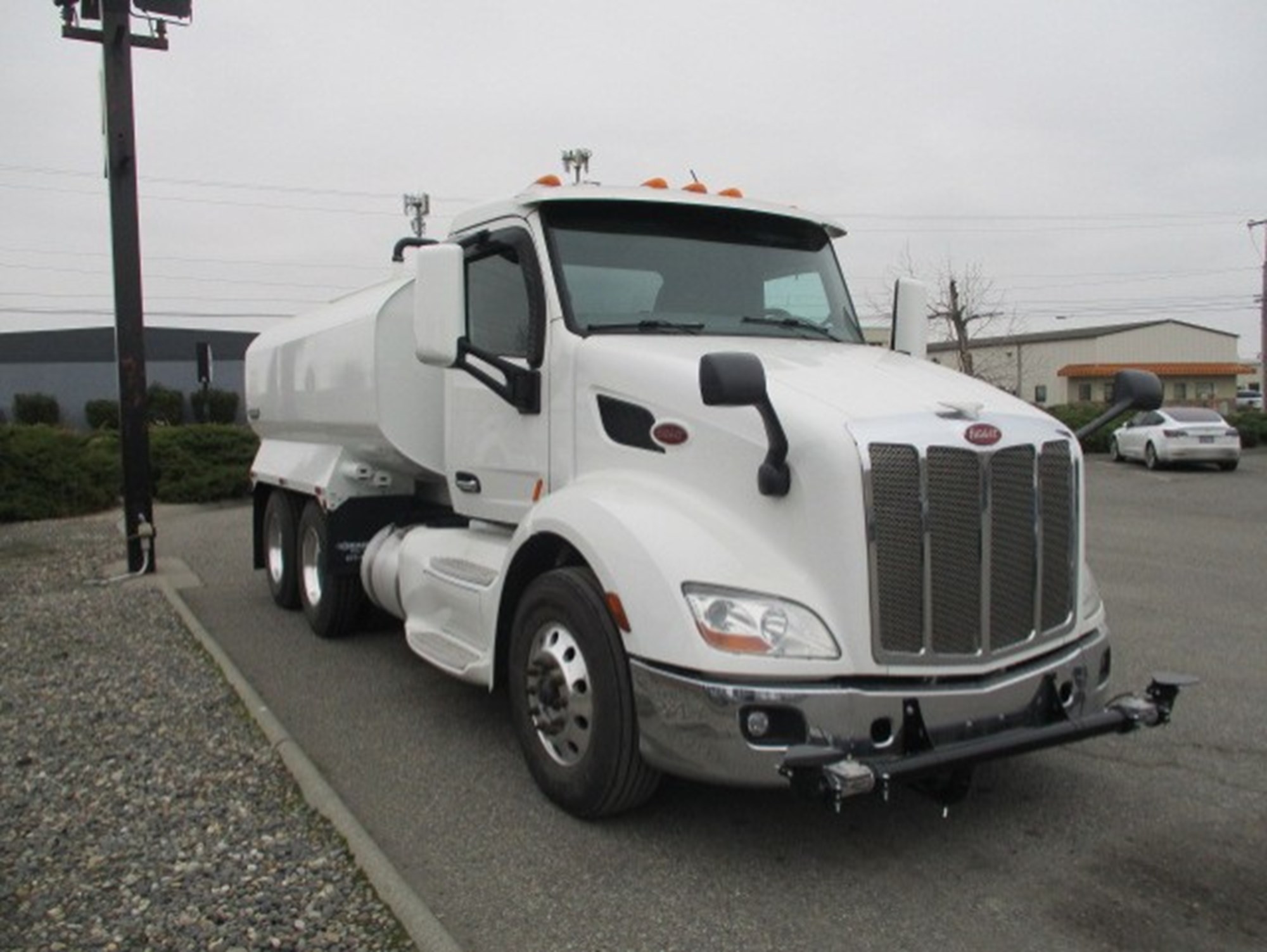 2016 Peterbilt 579 - image 2 of 6