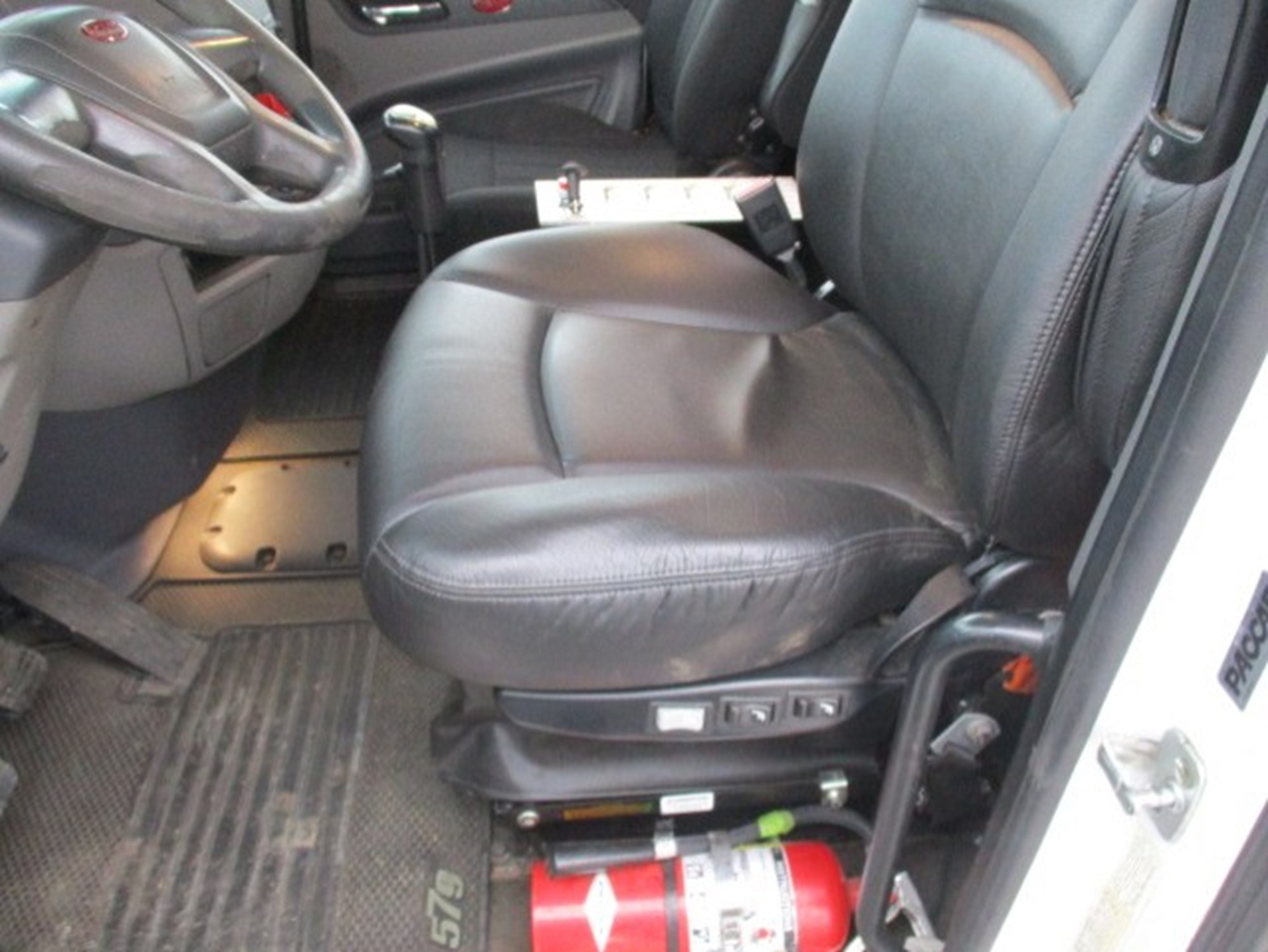 2016 Peterbilt 579 - image 5 of 6