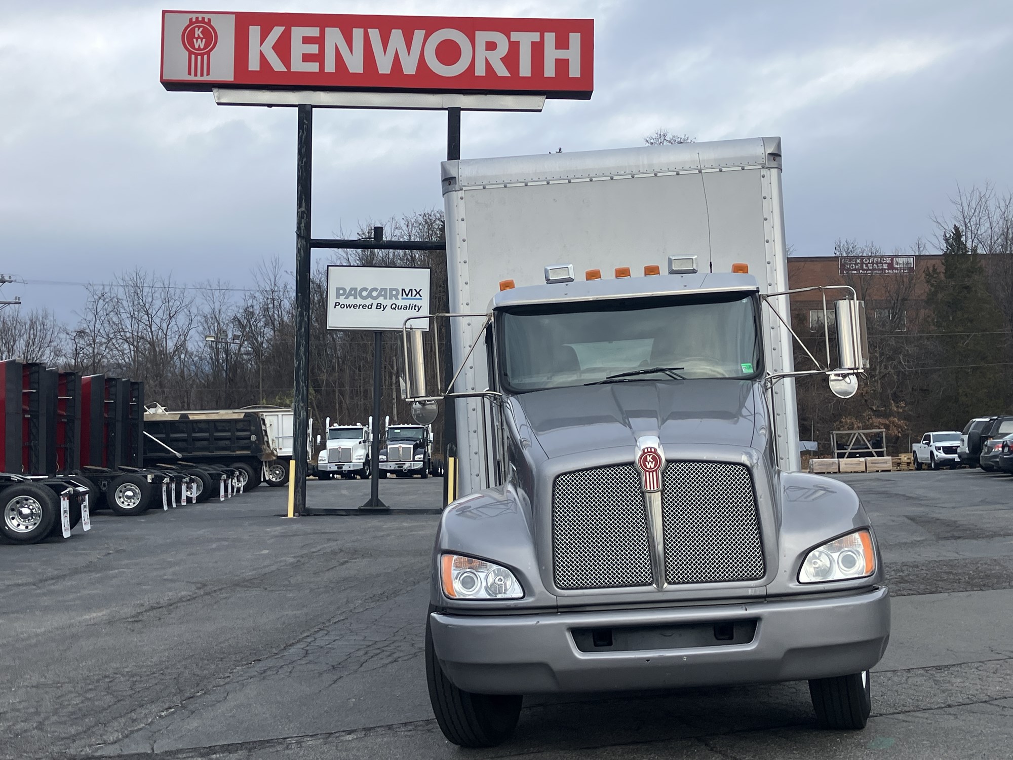 2018 Kenworth T270 - image 3 of 6