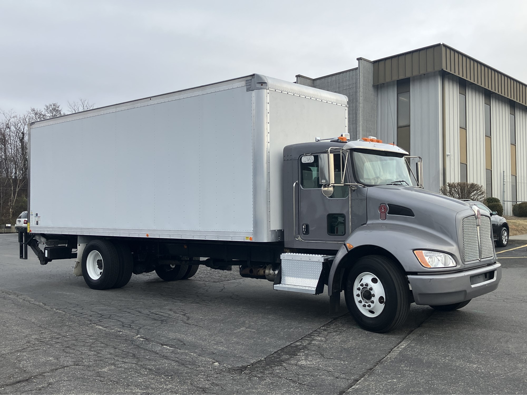 2018 Kenworth T270 - image 4 of 6