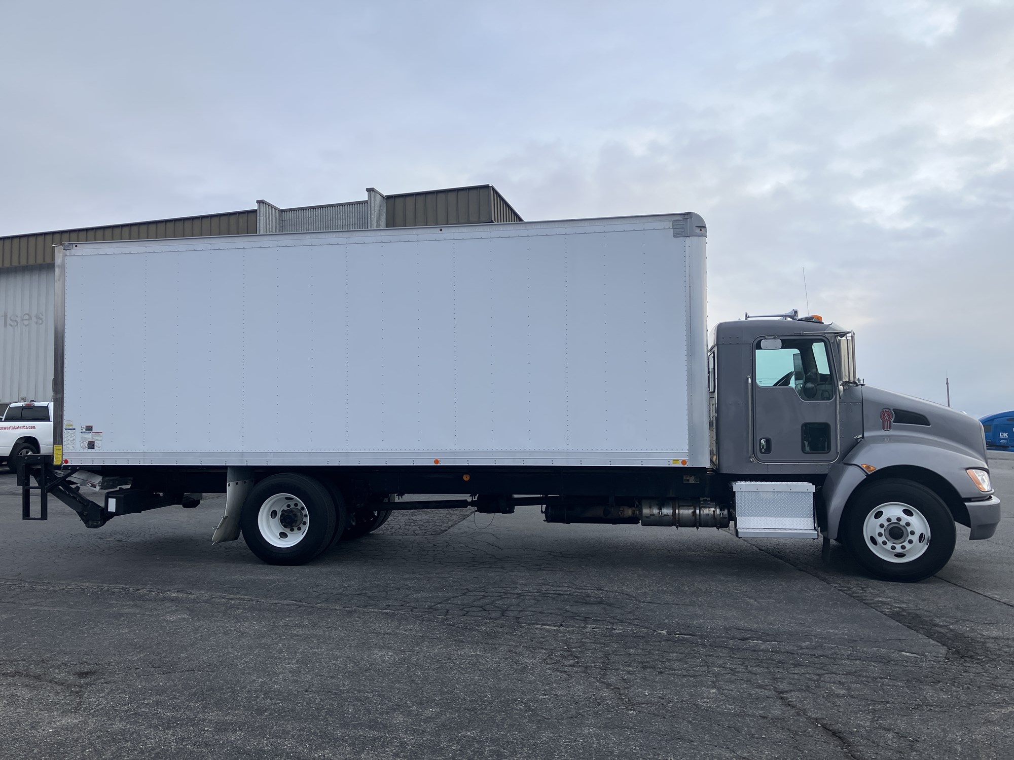 2018 Kenworth T270 - image 5 of 6