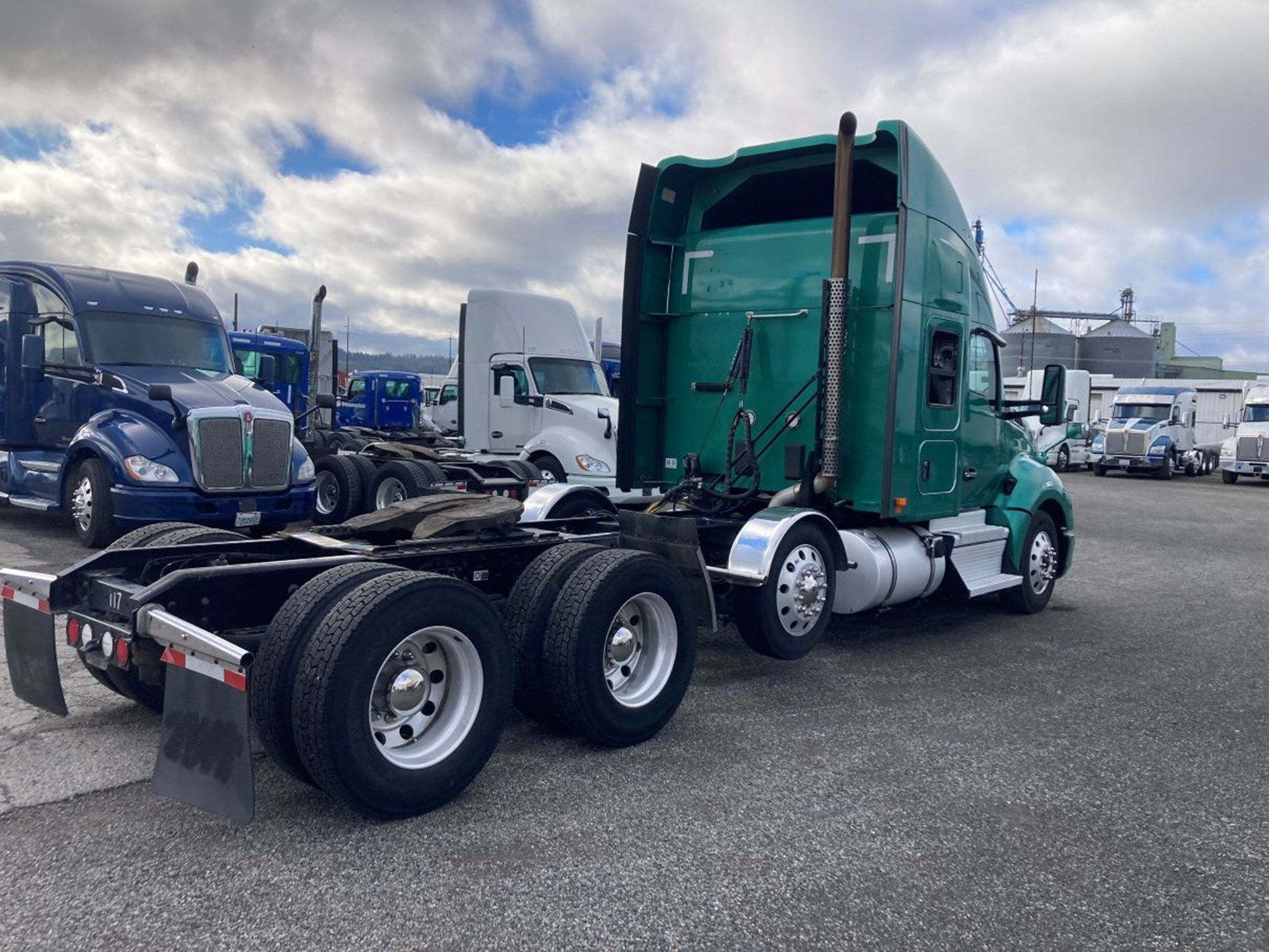 2020 Kenworth T680 - image 3 of 6