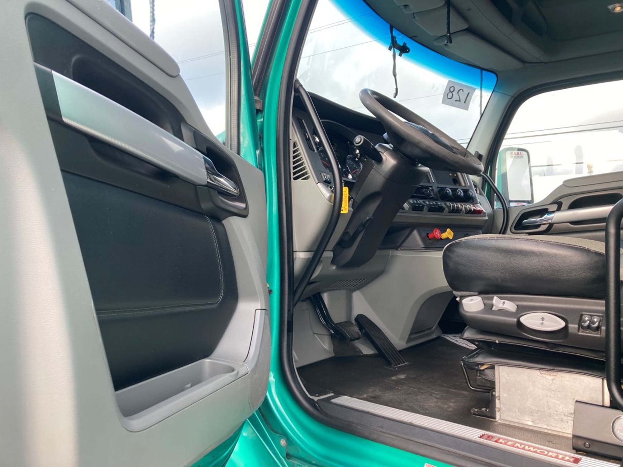 2020 Kenworth T680 - image 5 of 6