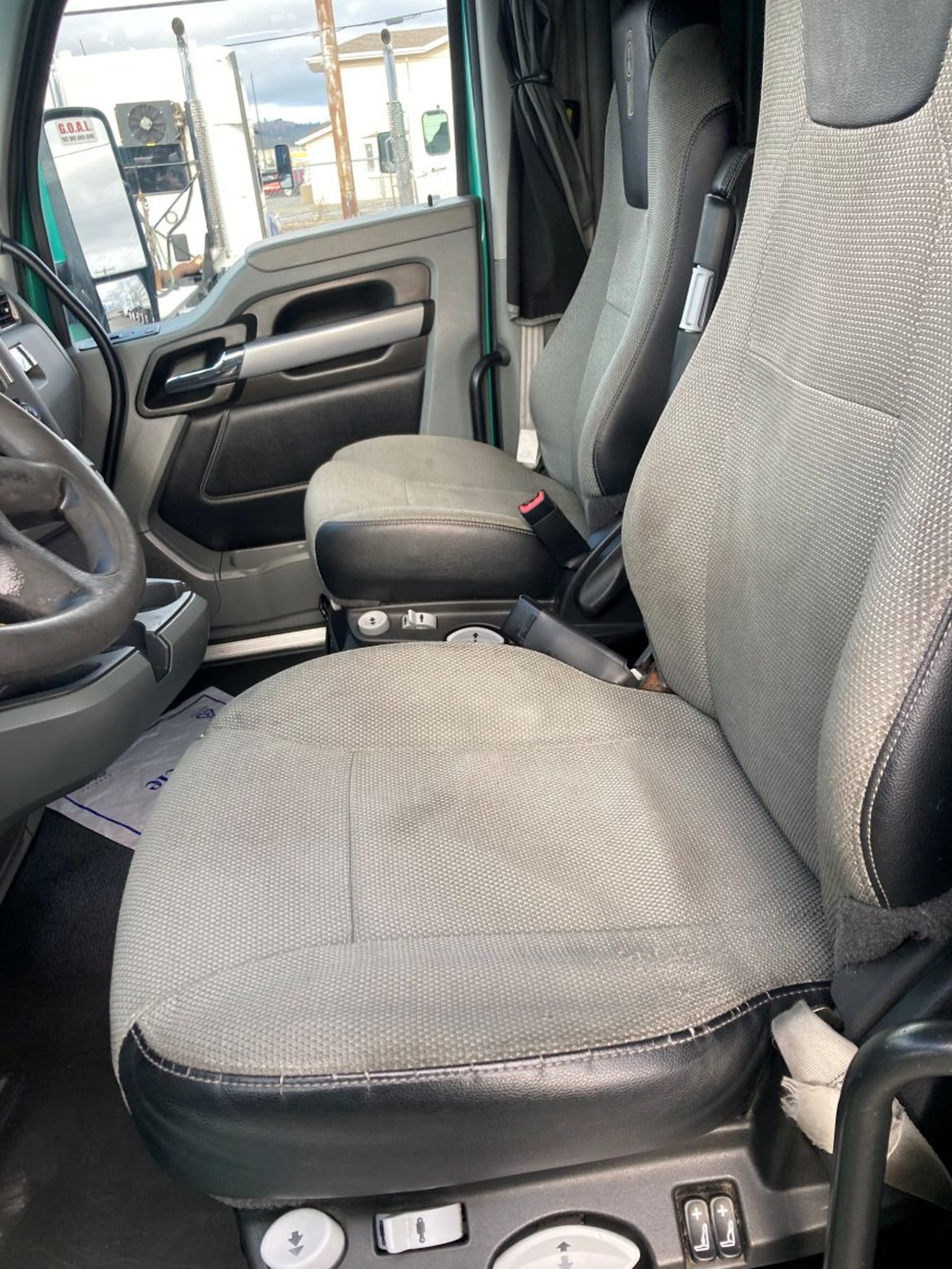 2020 Kenworth T680 - image 6 of 6