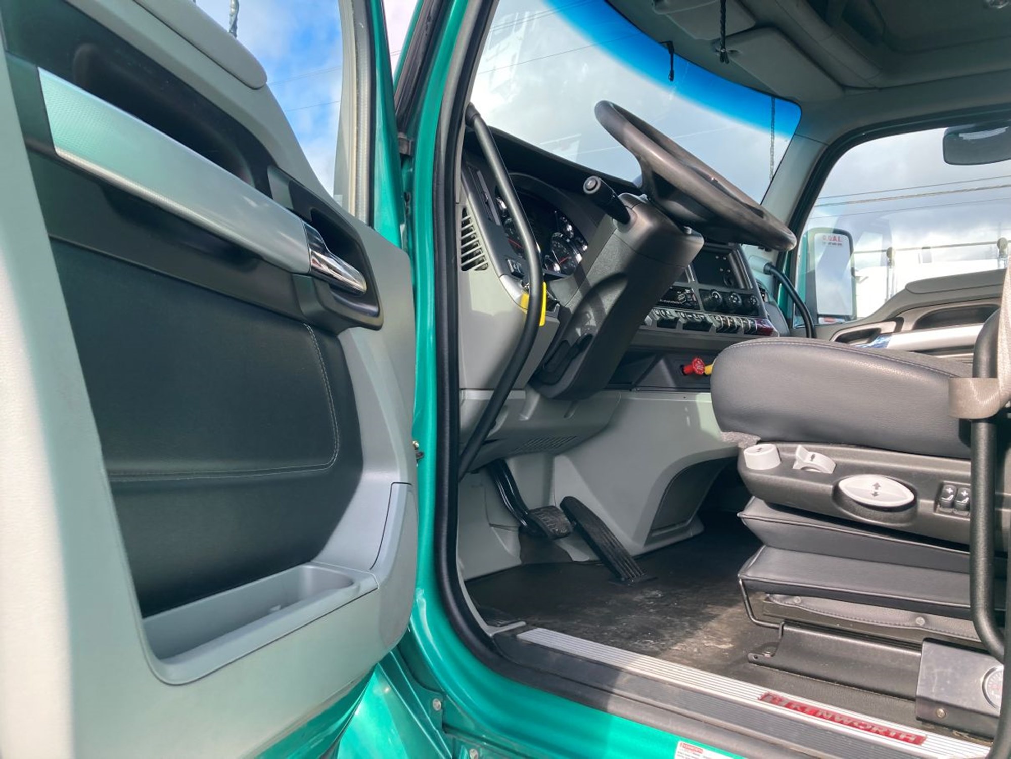 2020 Kenworth T680 - image 5 of 6