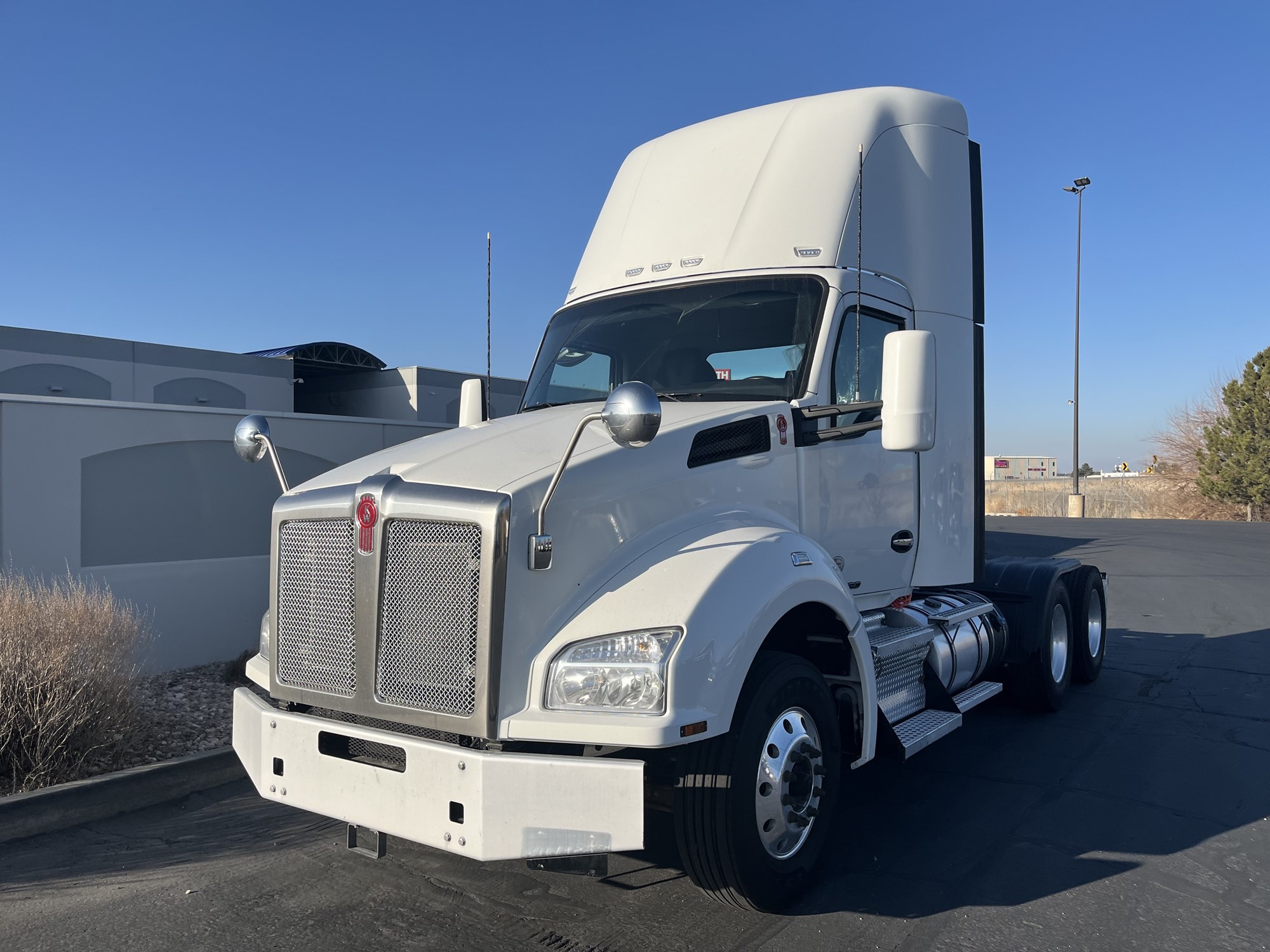 2021 Kenworth T880 - image 2 of 6