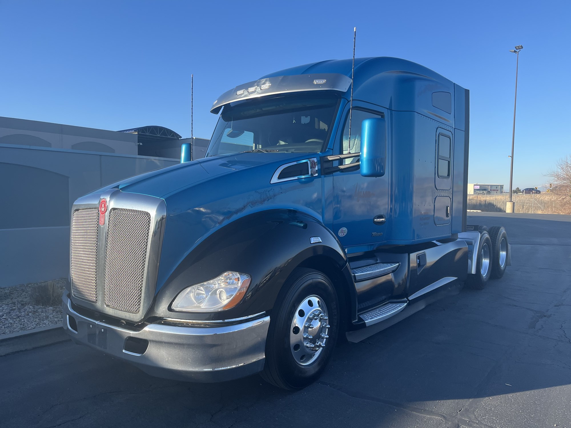 2022 Kenworth T680 - image 2 of 6