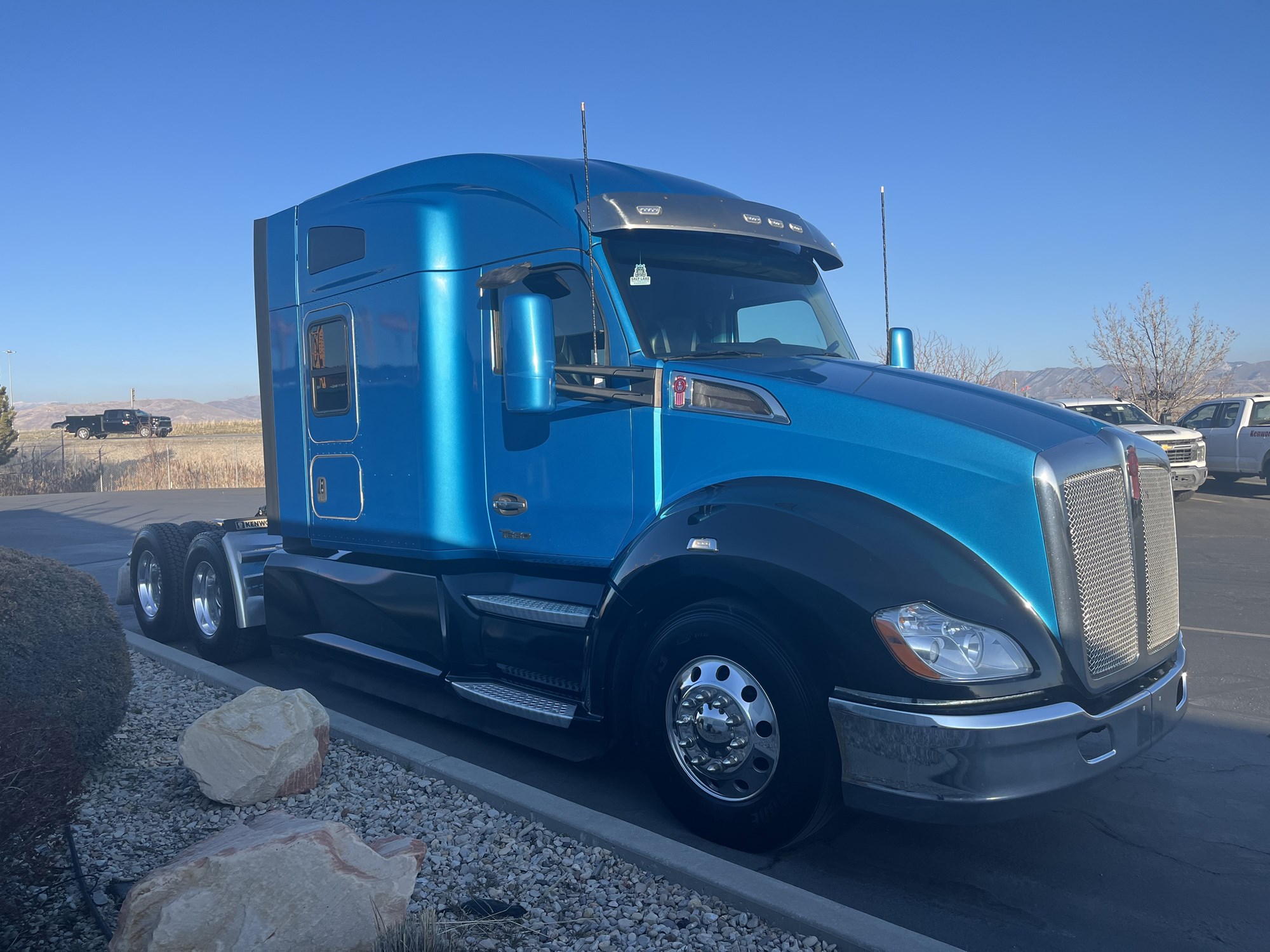 2022 Kenworth T680 - image 3 of 6