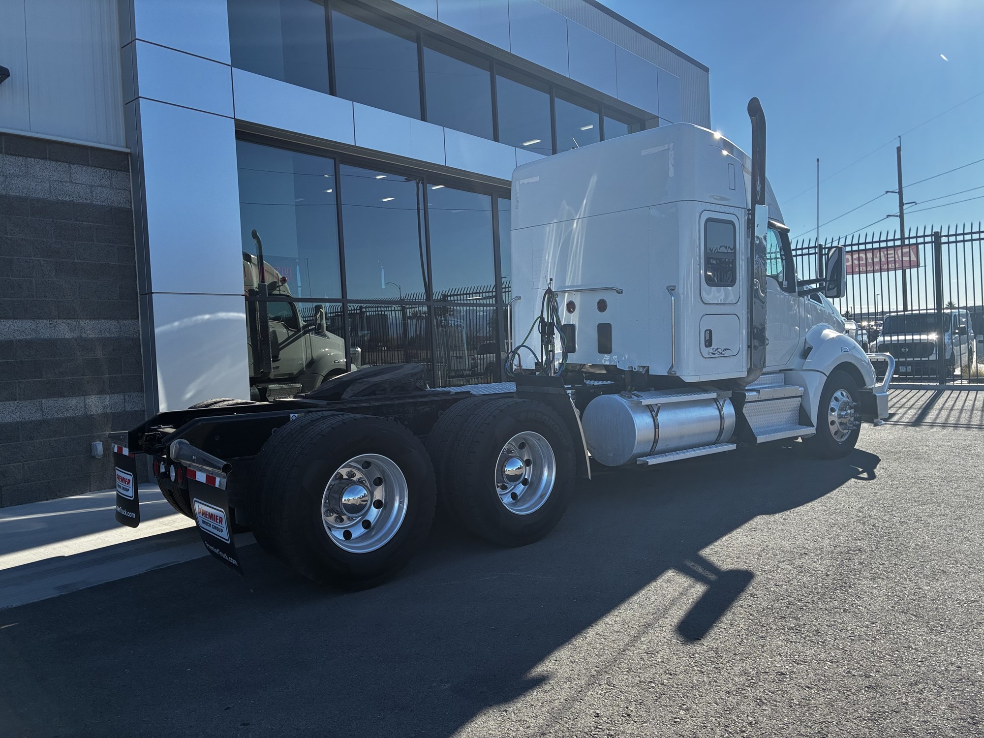 2022 Kenworth T680 - image 3 of 6