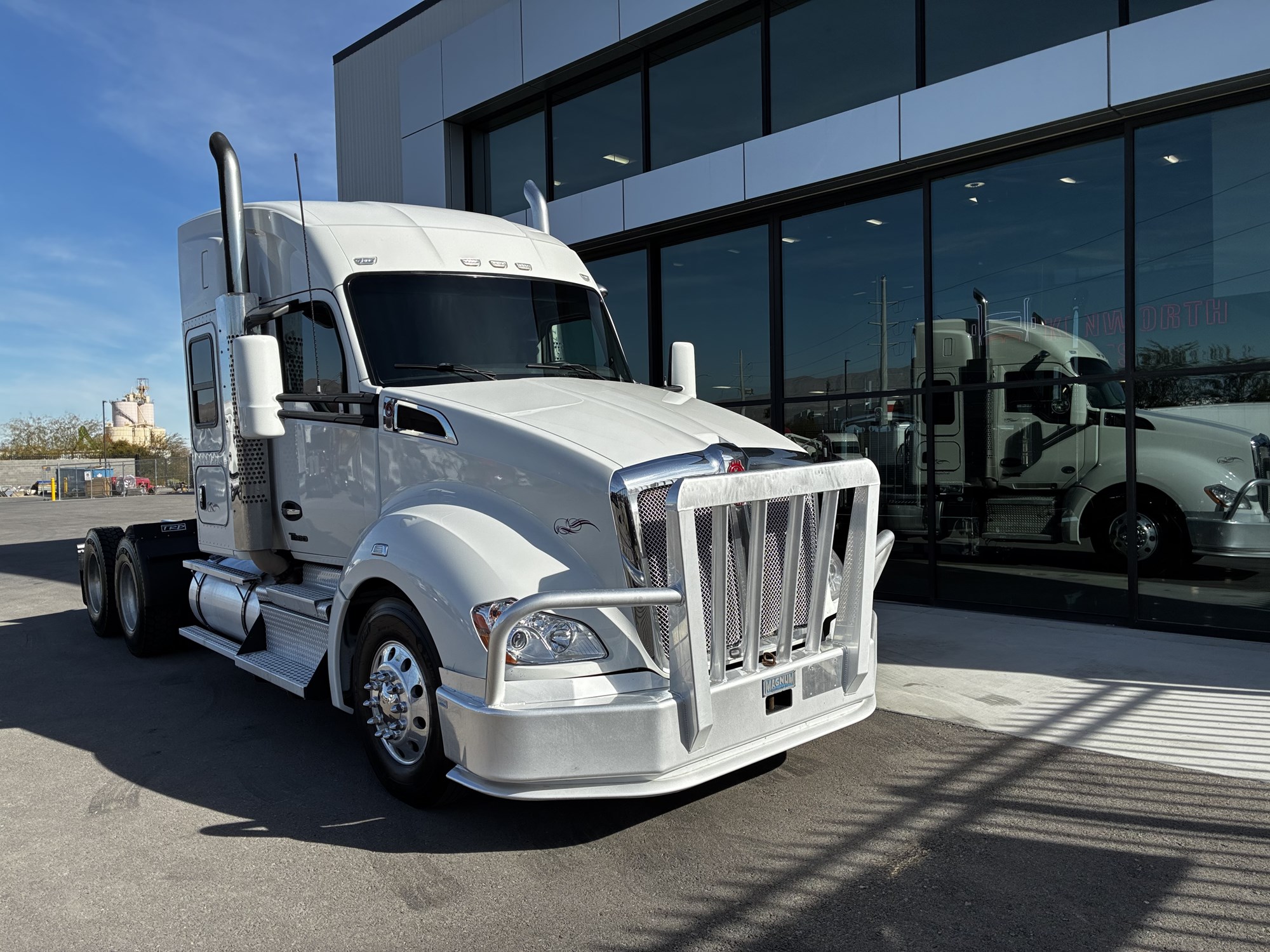 2022 Kenworth T680 - image 1