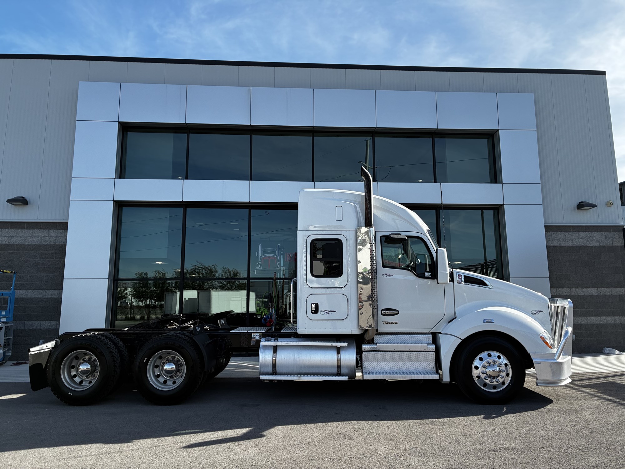 2022 Kenworth T680 - image 2