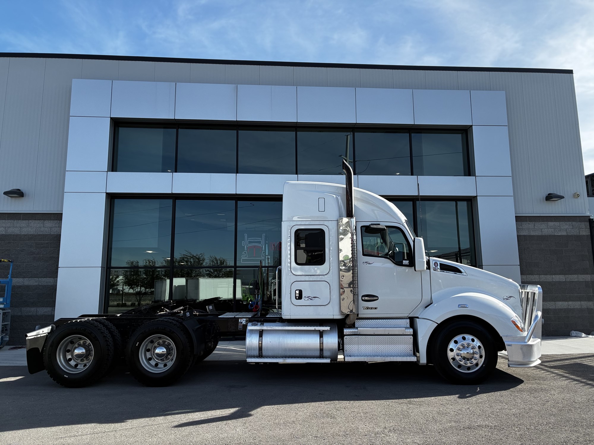 2022 Kenworth T680 - image 3