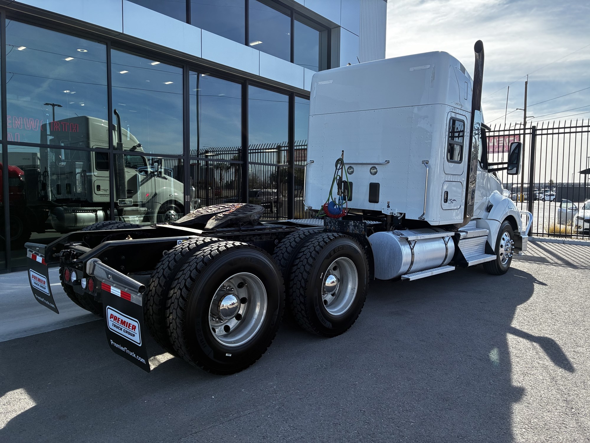 2022 Kenworth T680 - image 4